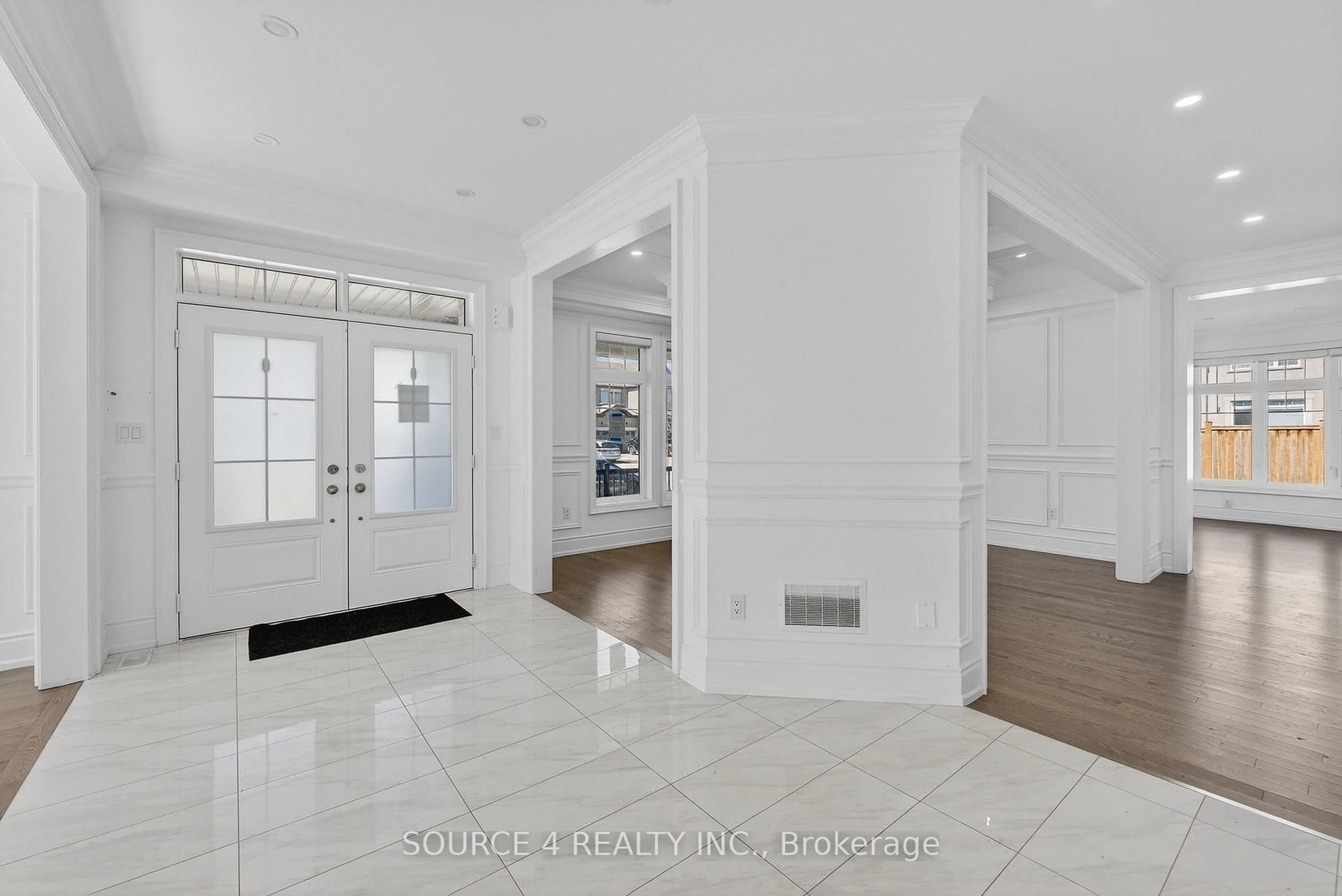 Indoor entryway for 1020 Larter St, Innisfil Ontario L9S 0N4