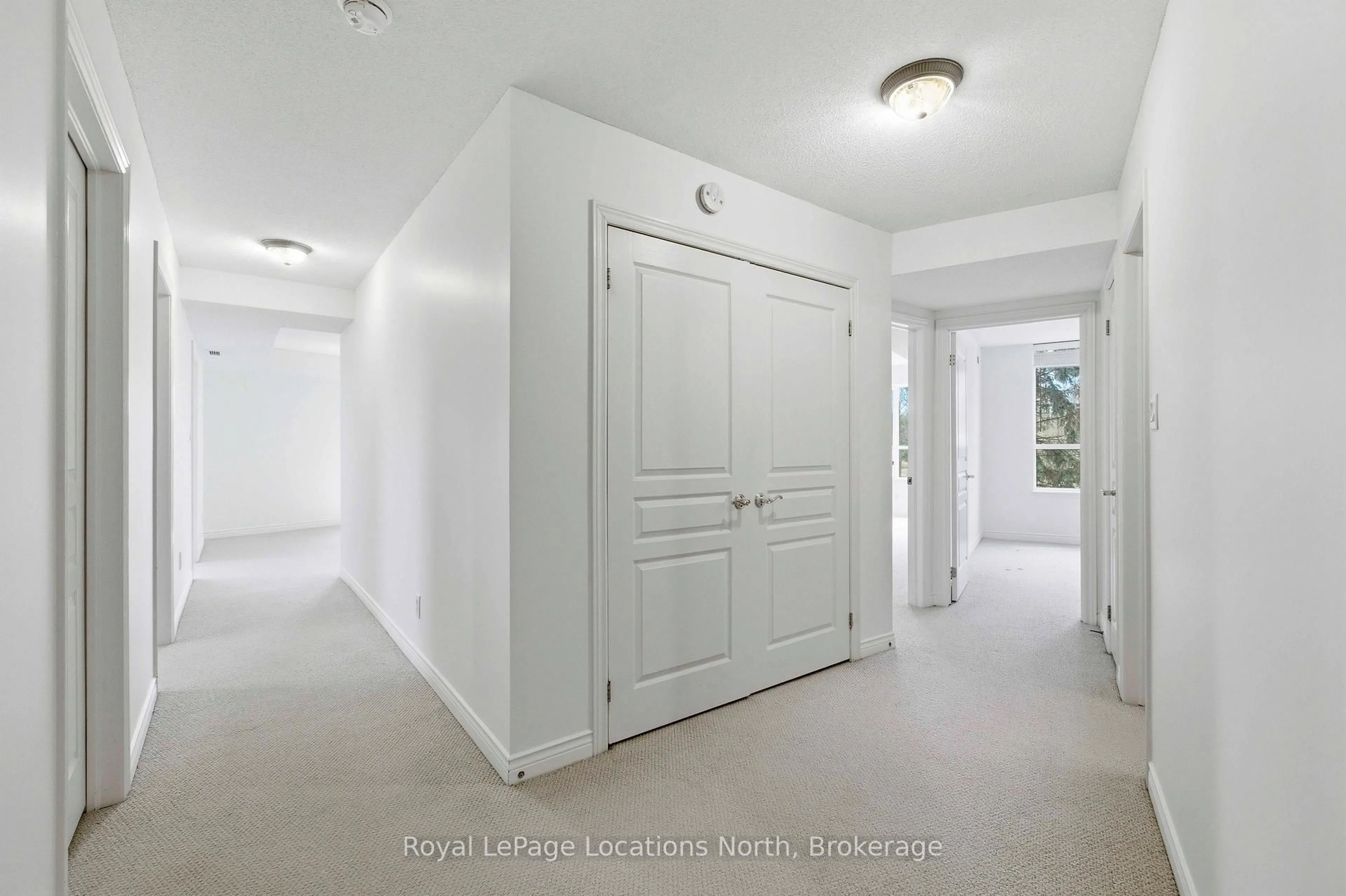 Indoor entryway for 4 Briar Hill Hts #213, New Tecumseth Ontario L9R 1Z7