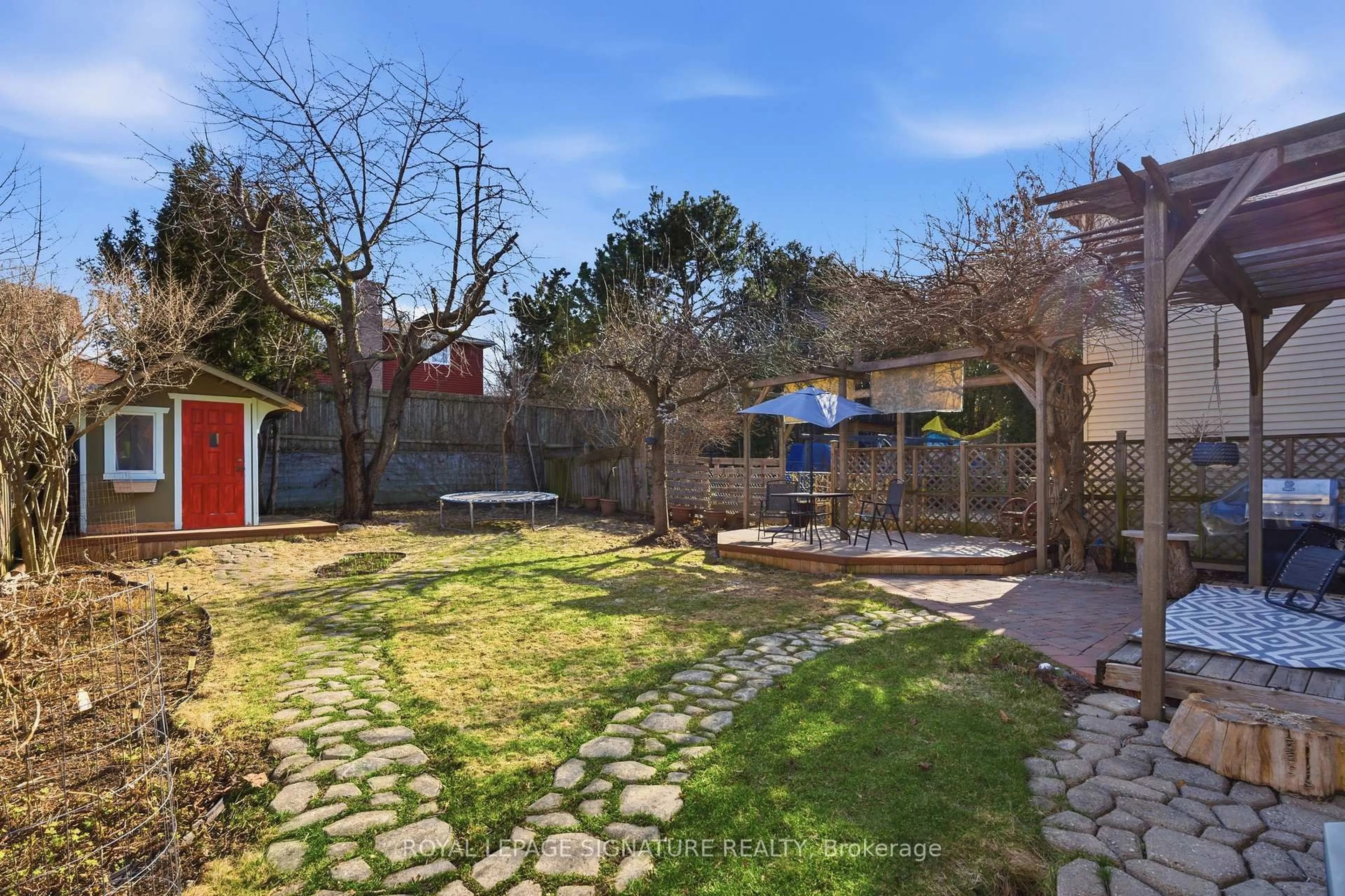 A pic from outside/outdoor area/front of a property/back of a property/a pic from drone, street for 127 Snowshoe Cres, Markham Ontario L3T 4N1