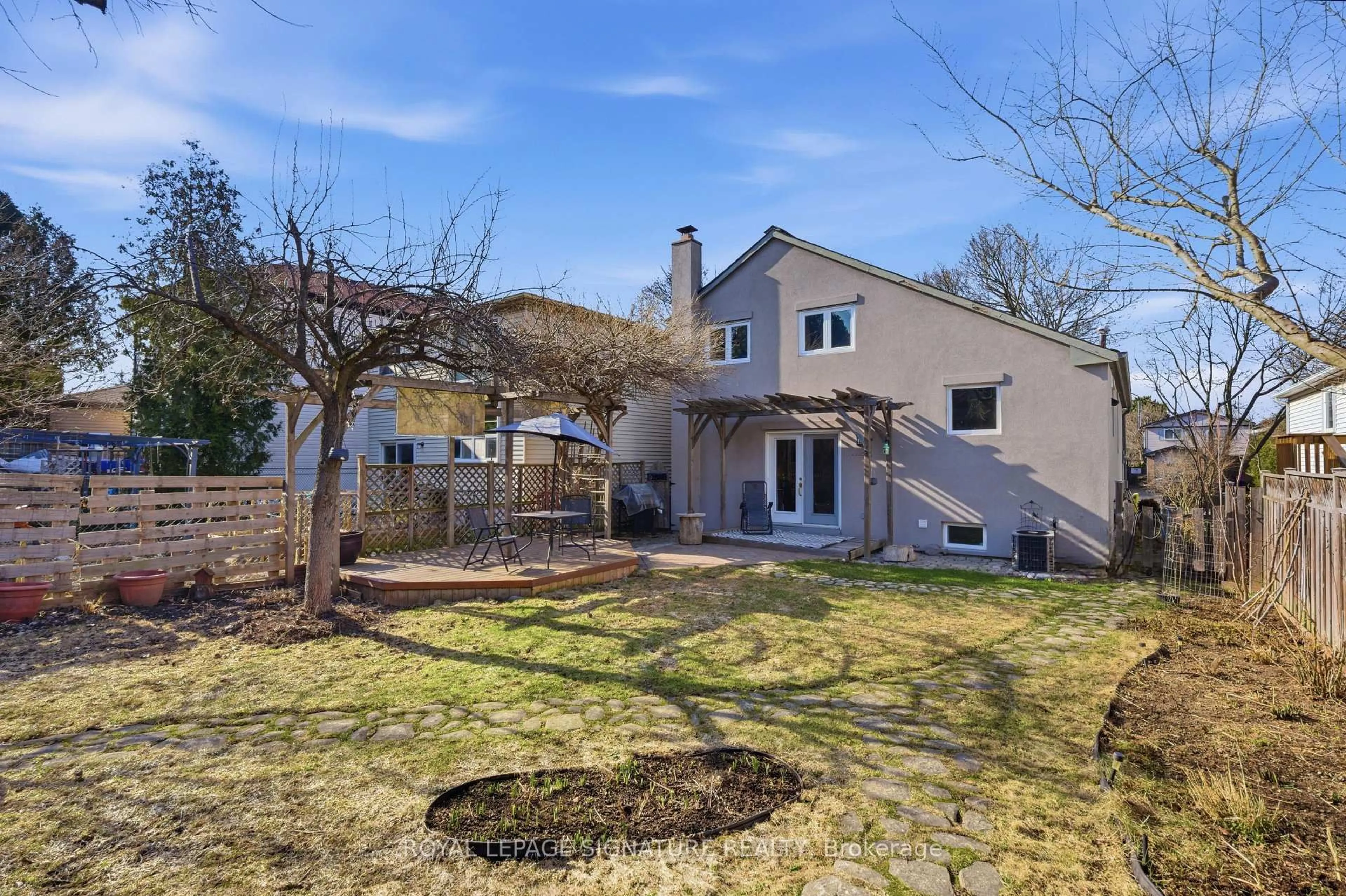 A pic from outside/outdoor area/front of a property/back of a property/a pic from drone, street for 127 Snowshoe Cres, Markham Ontario L3T 4N1