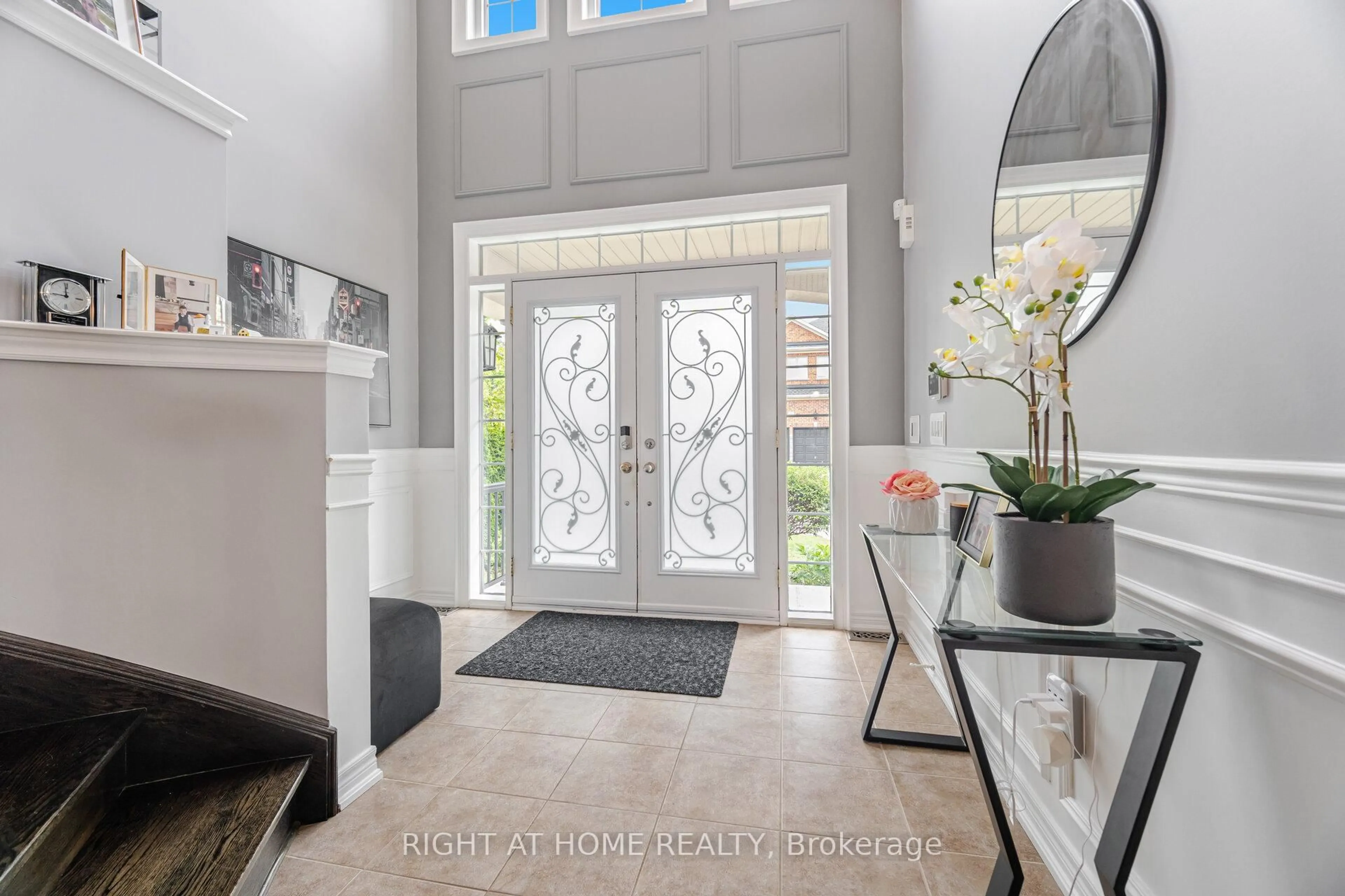 Indoor entryway for 246 Aspenwood Dr, Newmarket Ontario L3X 3K7