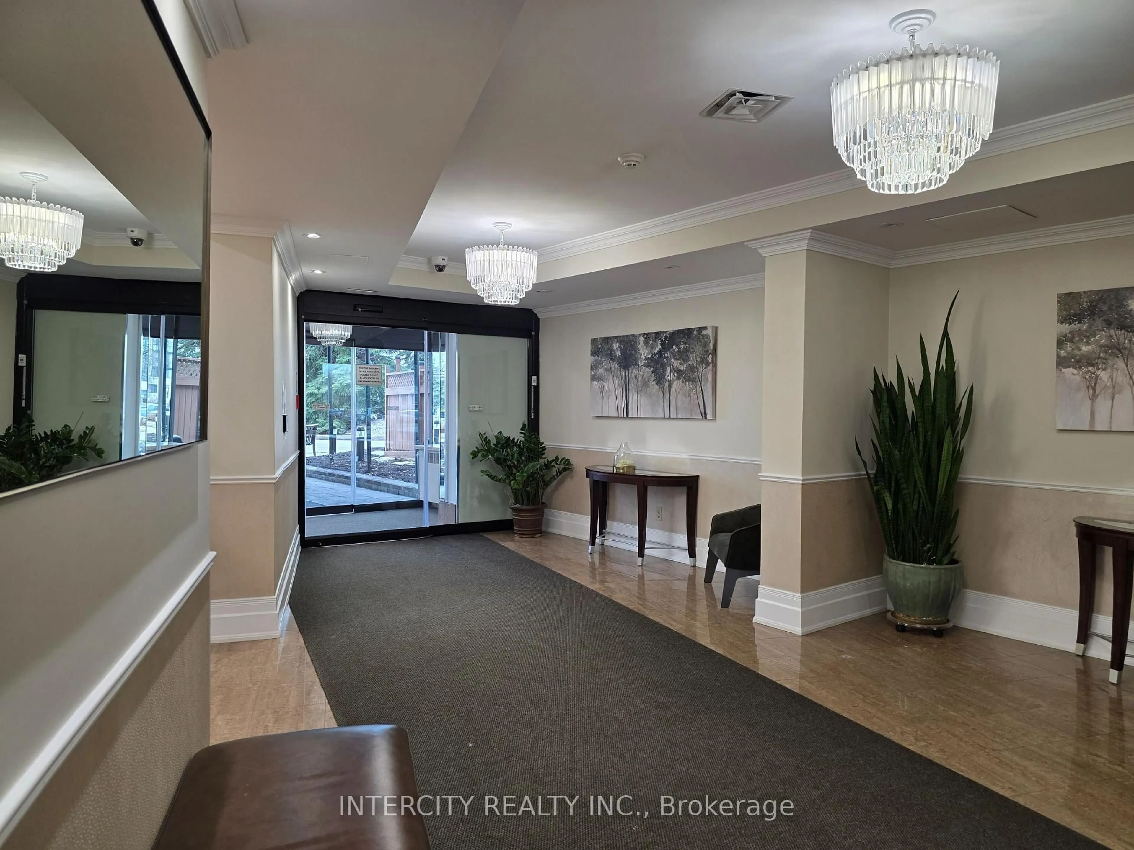 Indoor foyer for 40 Harding Blvd #310, Richmond Hill Ontario L4C 9S5