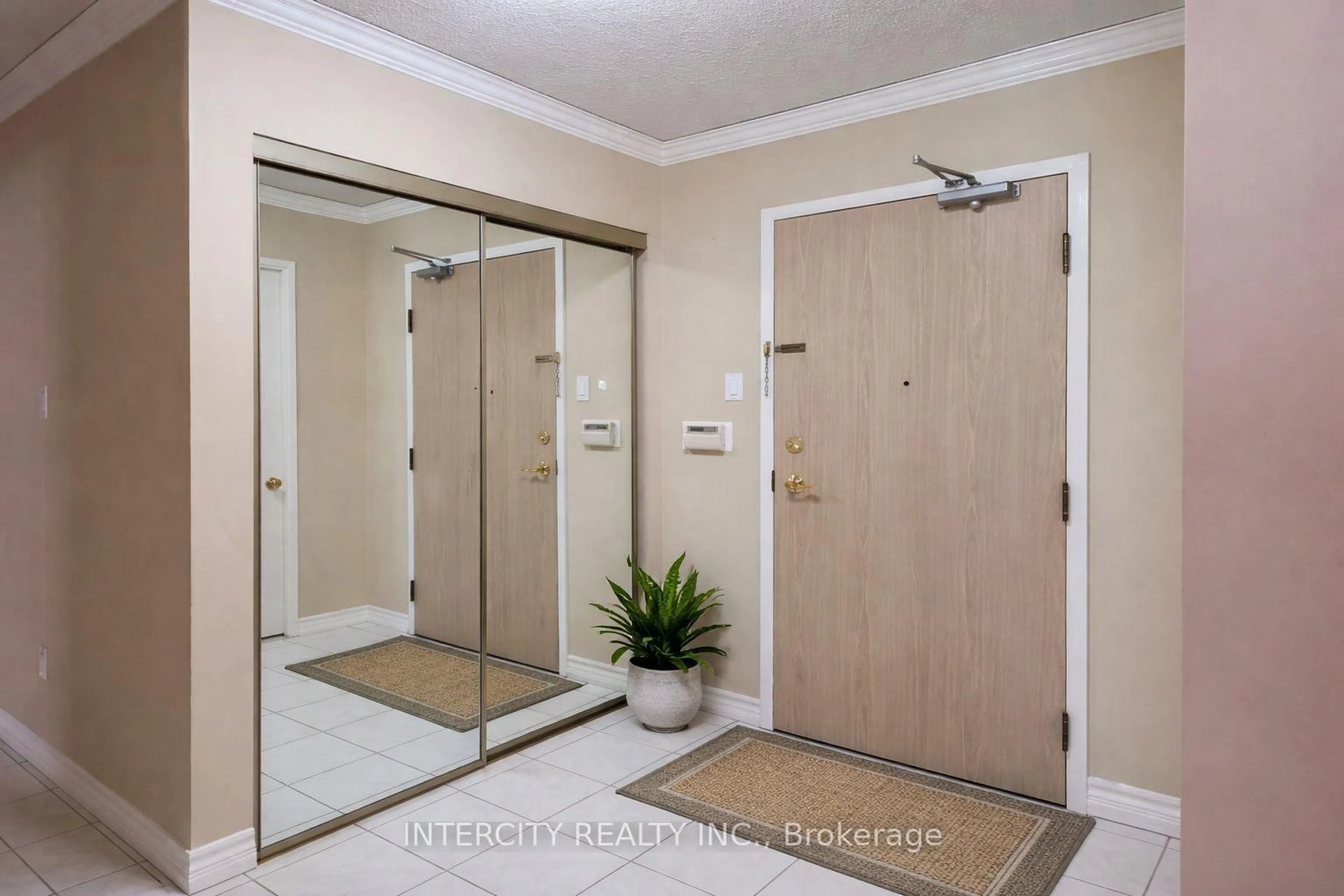 Indoor entryway for 40 Harding Blvd #310, Richmond Hill Ontario L4C 9S5
