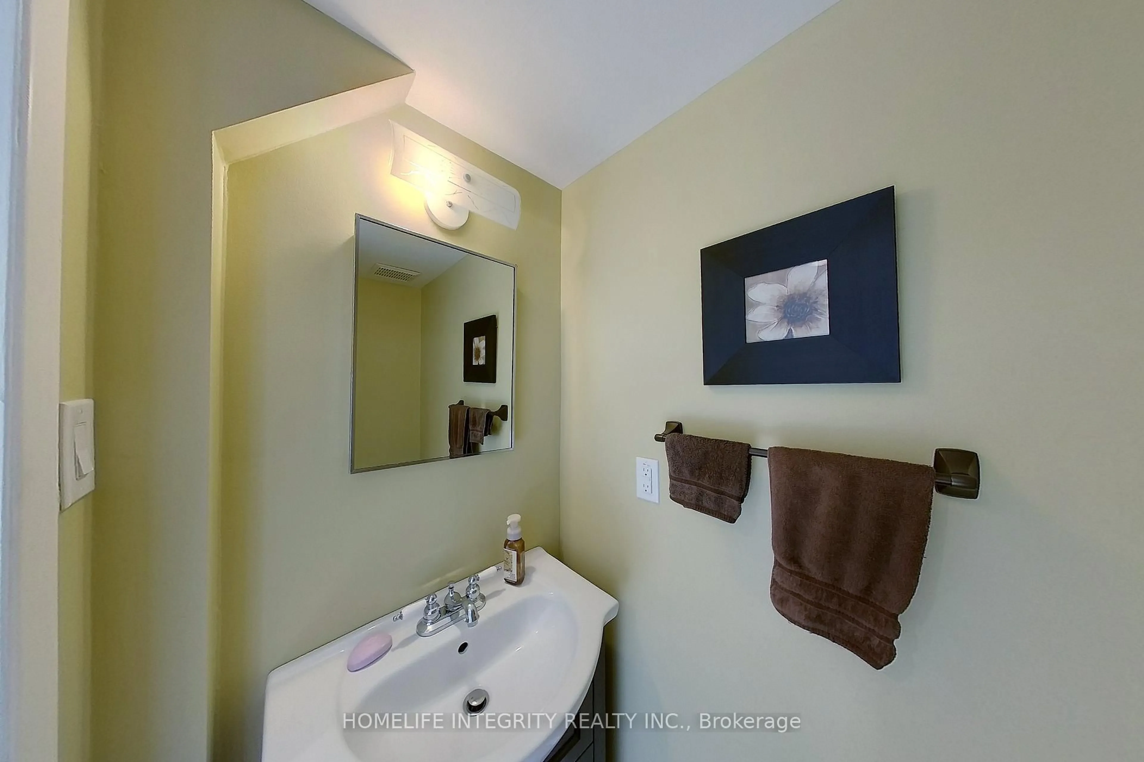 Standard bathroom, ceramic/tile floor for 246 Unit 2 Tupper Blvd #2, New Tecumseth Ontario L9R 1A9