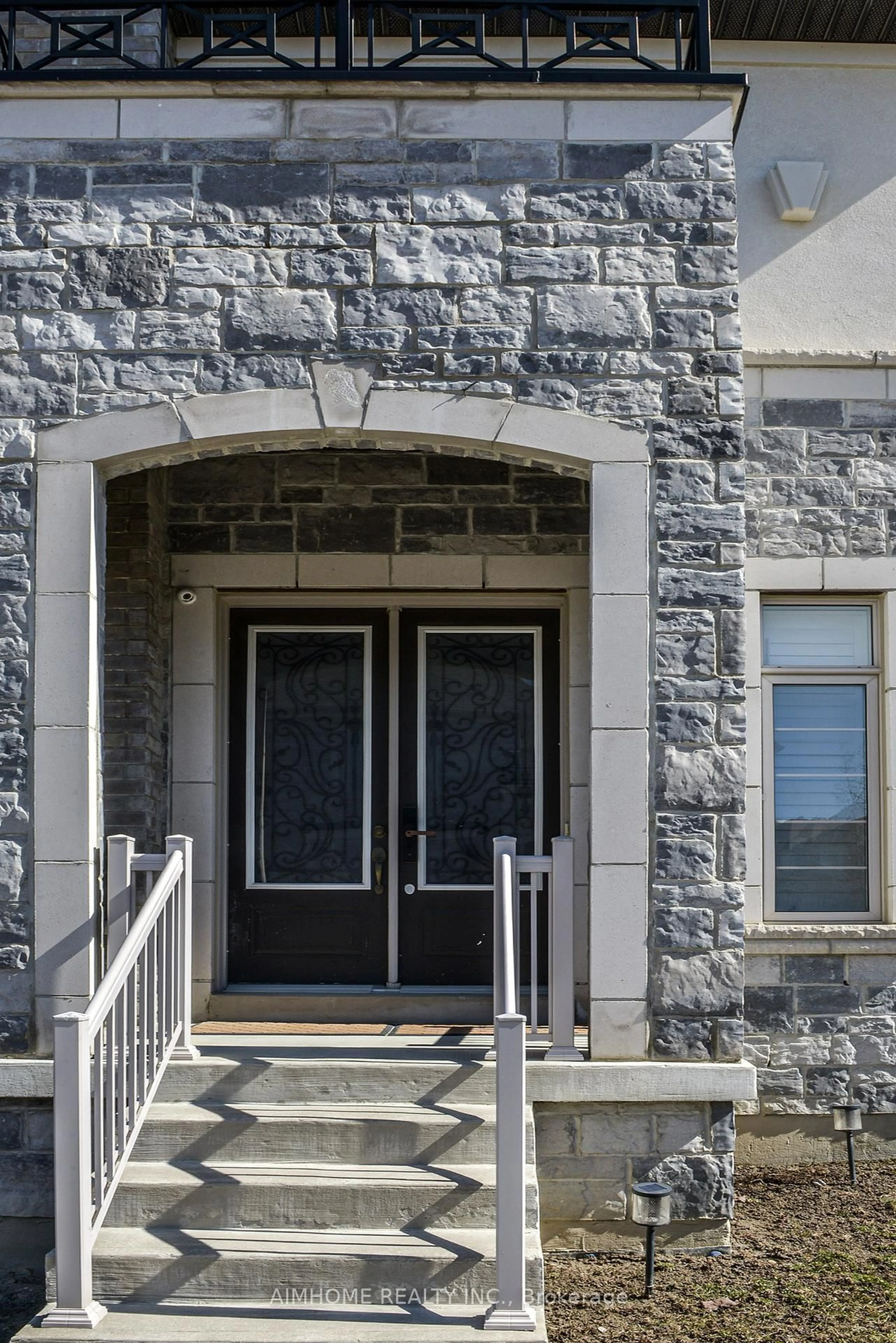 Indoor entryway for 14 Dr Pearson Crt, East Gwillimbury Ontario L9N 0L6