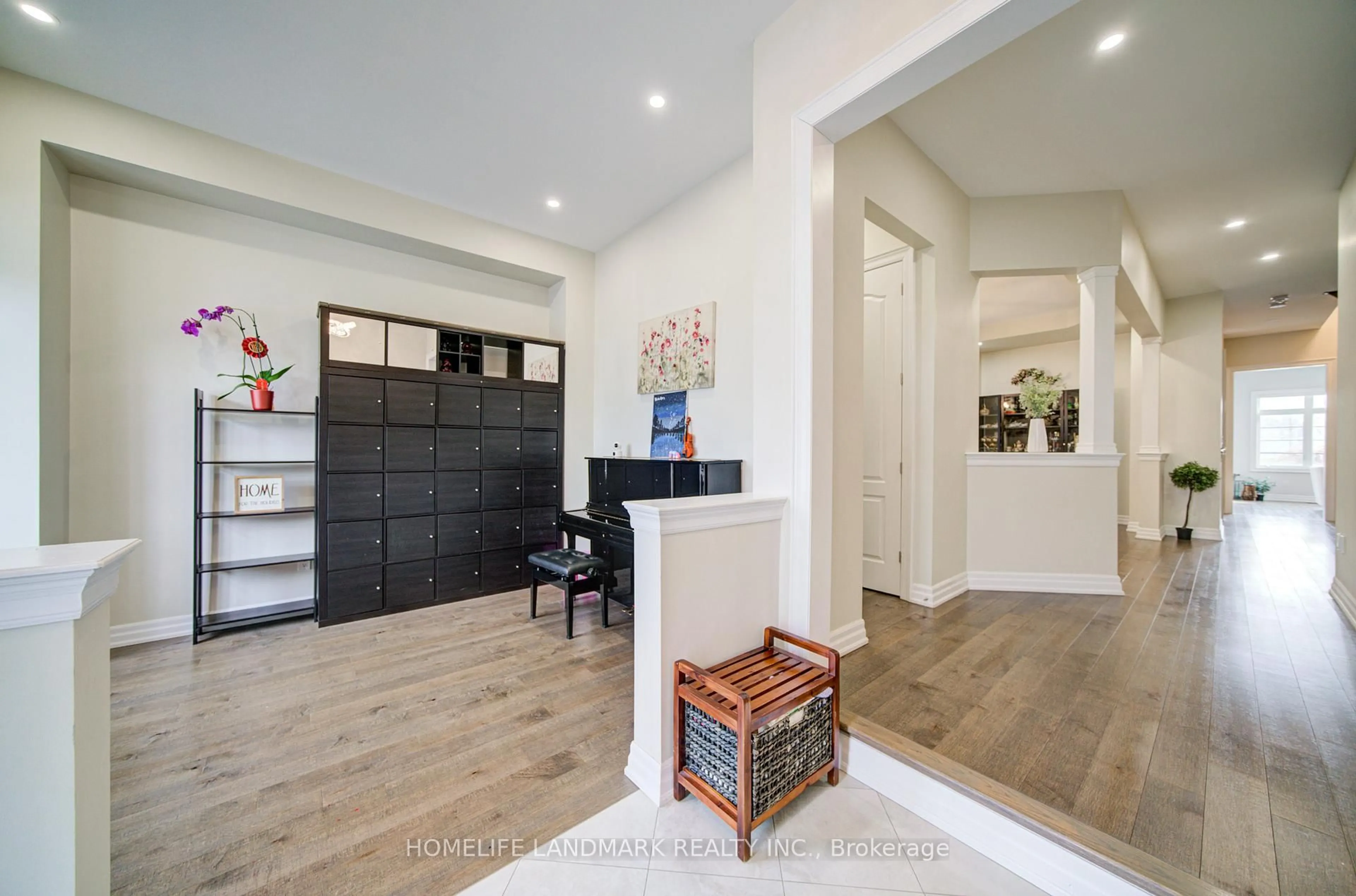 Indoor entryway for 43 Mike Boshevski Crt, Aurora Ontario L4G 3G7