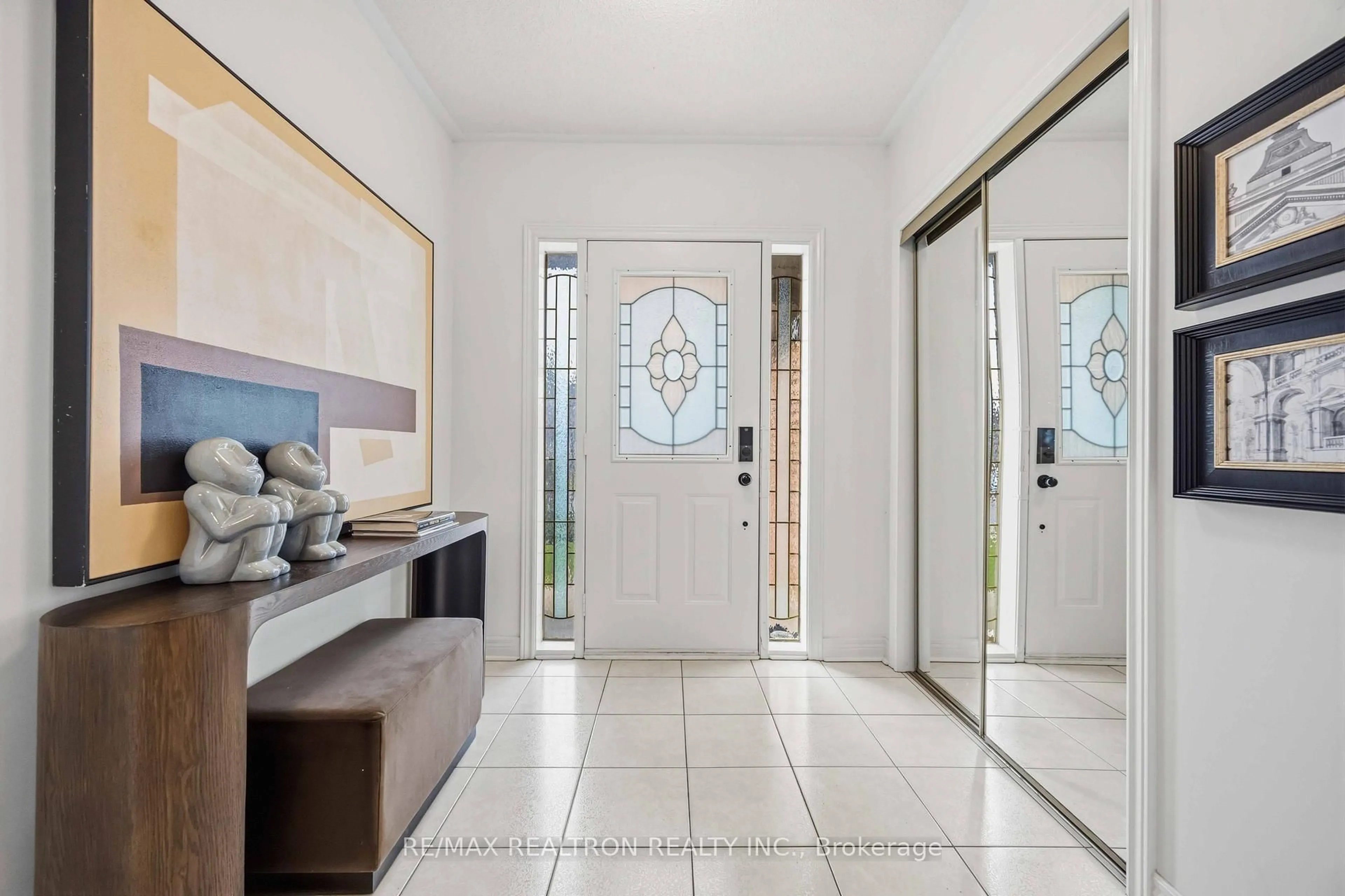 Indoor entryway for 53 Boxwood Cres, Markham Ontario L3S 3P6