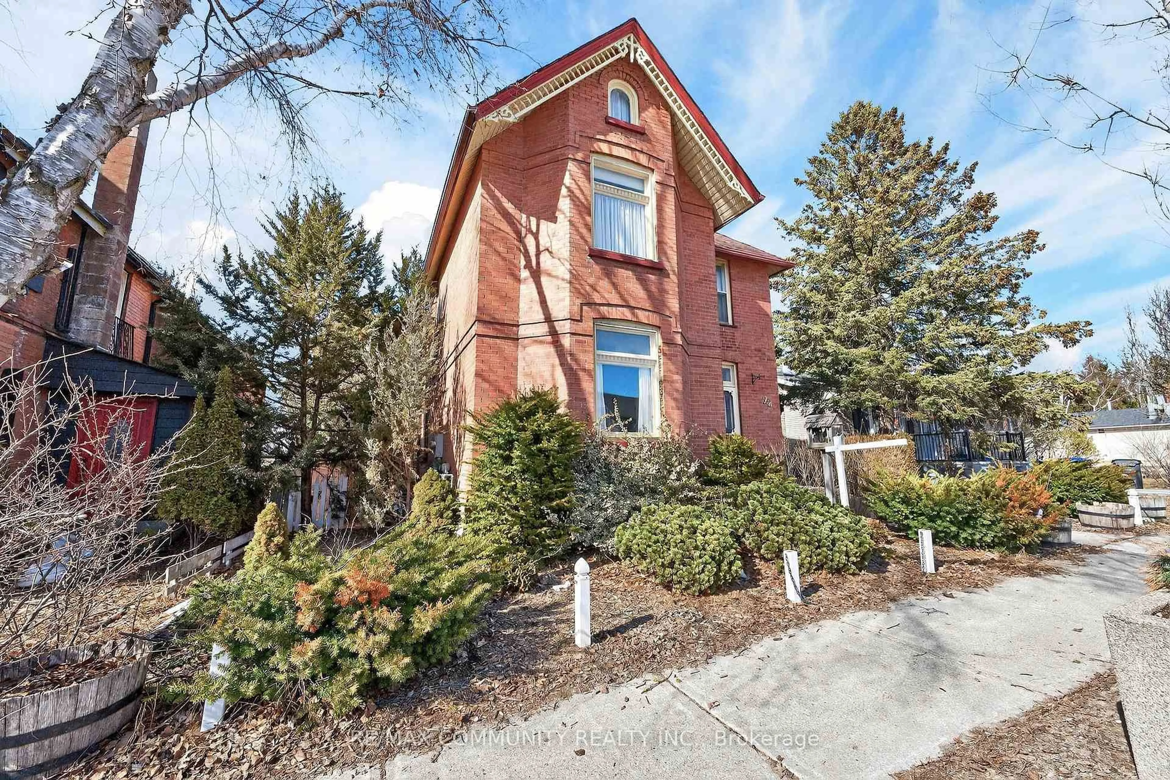 Home with brick exterior material, street for 28 Queen St, Innisfil Ontario L0L 1L0