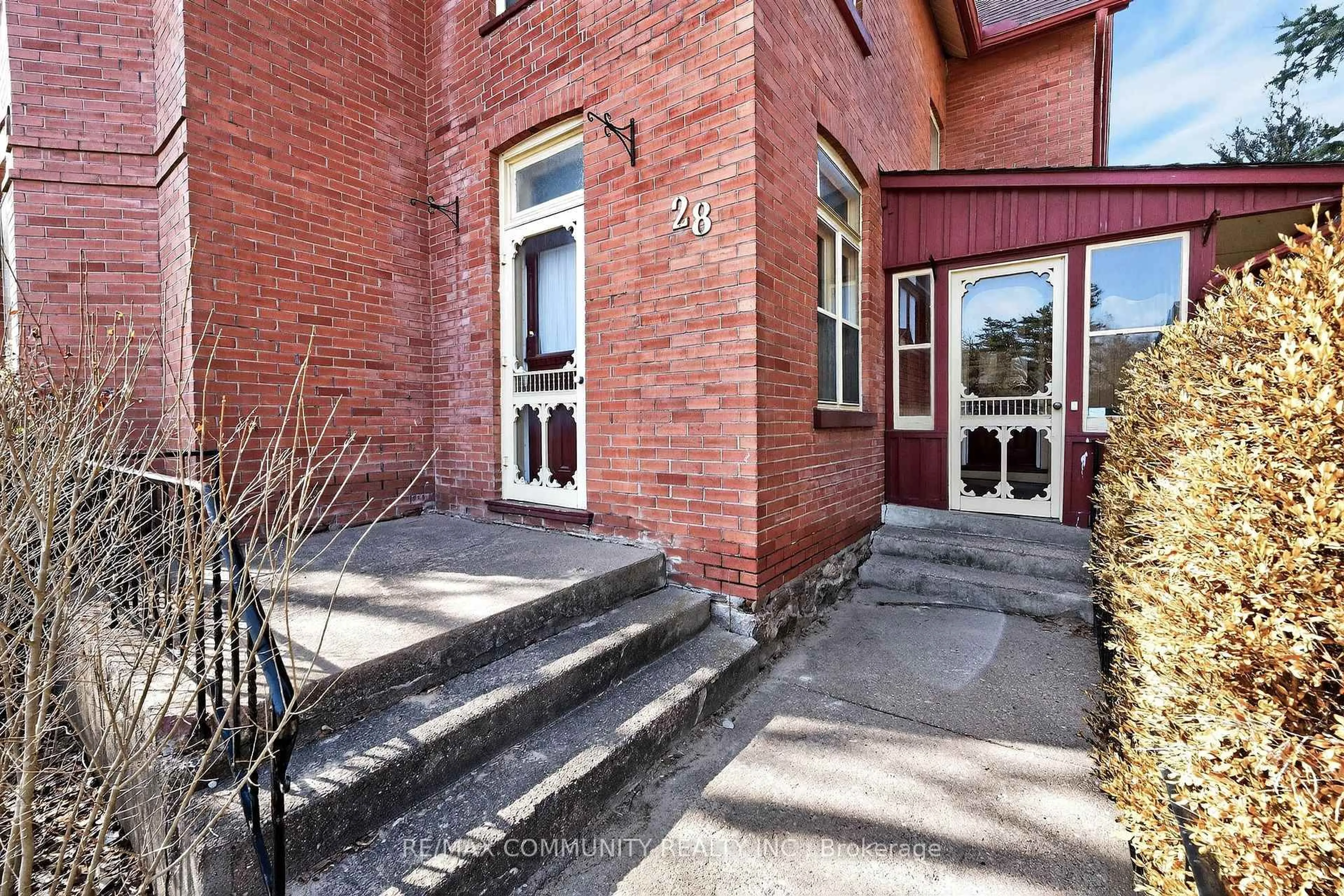 Unknown for 28 Queen St, Innisfil Ontario L0L 1L0