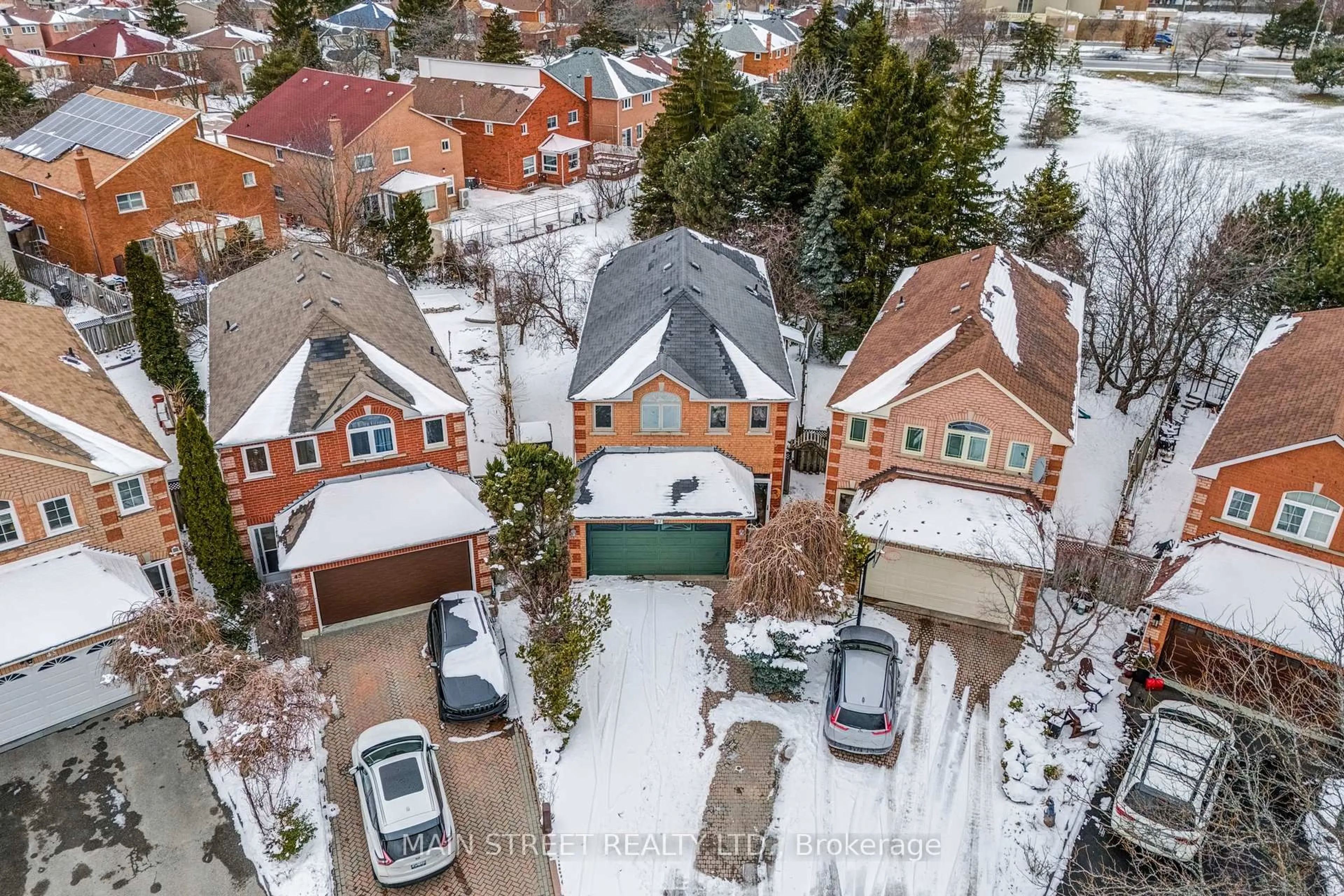 A pic from outside/outdoor area/front of a property/back of a property/a pic from drone, street for 47 Kenborough Crt, Markham Ontario L3S 3P3
