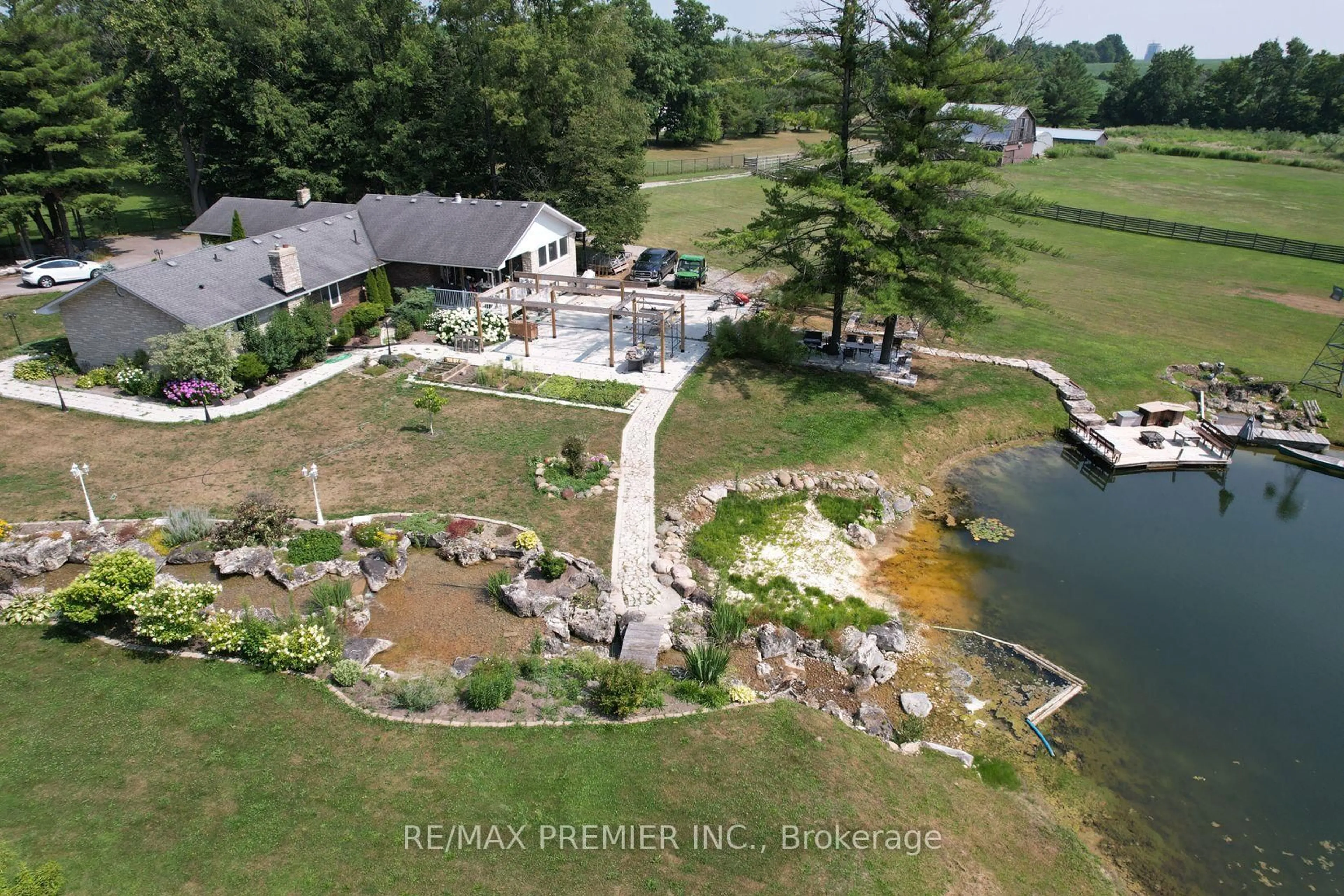 A pic from outside/outdoor area/front of a property/back of a property/a pic from drone, water/lake/river/ocean view for 253 Morning Sdrd, East Gwillimbury Ontario L9N 0K6