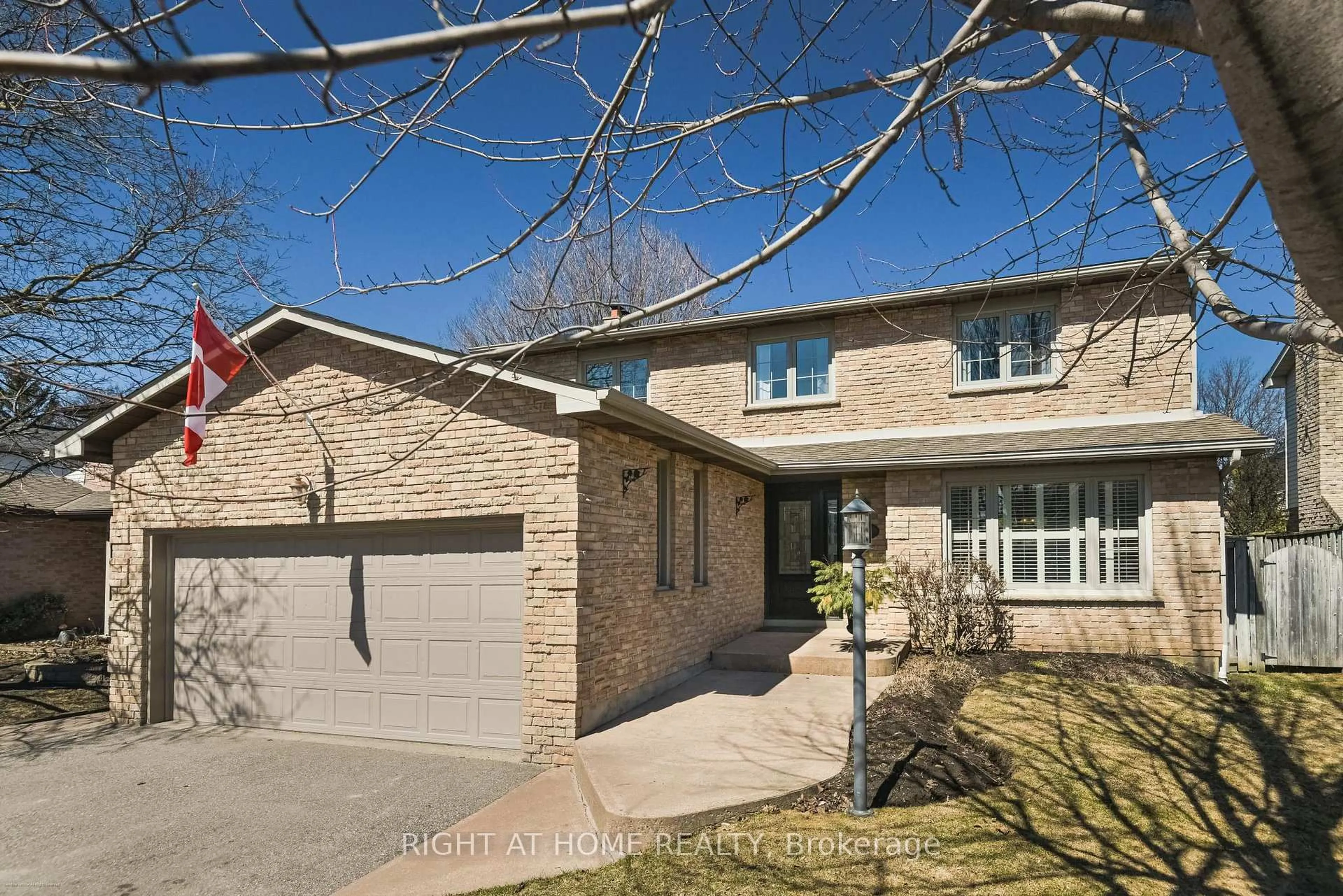 Home with brick exterior material, street for 885 Dales Ave, Newmarket Ontario L3Y 5Z6