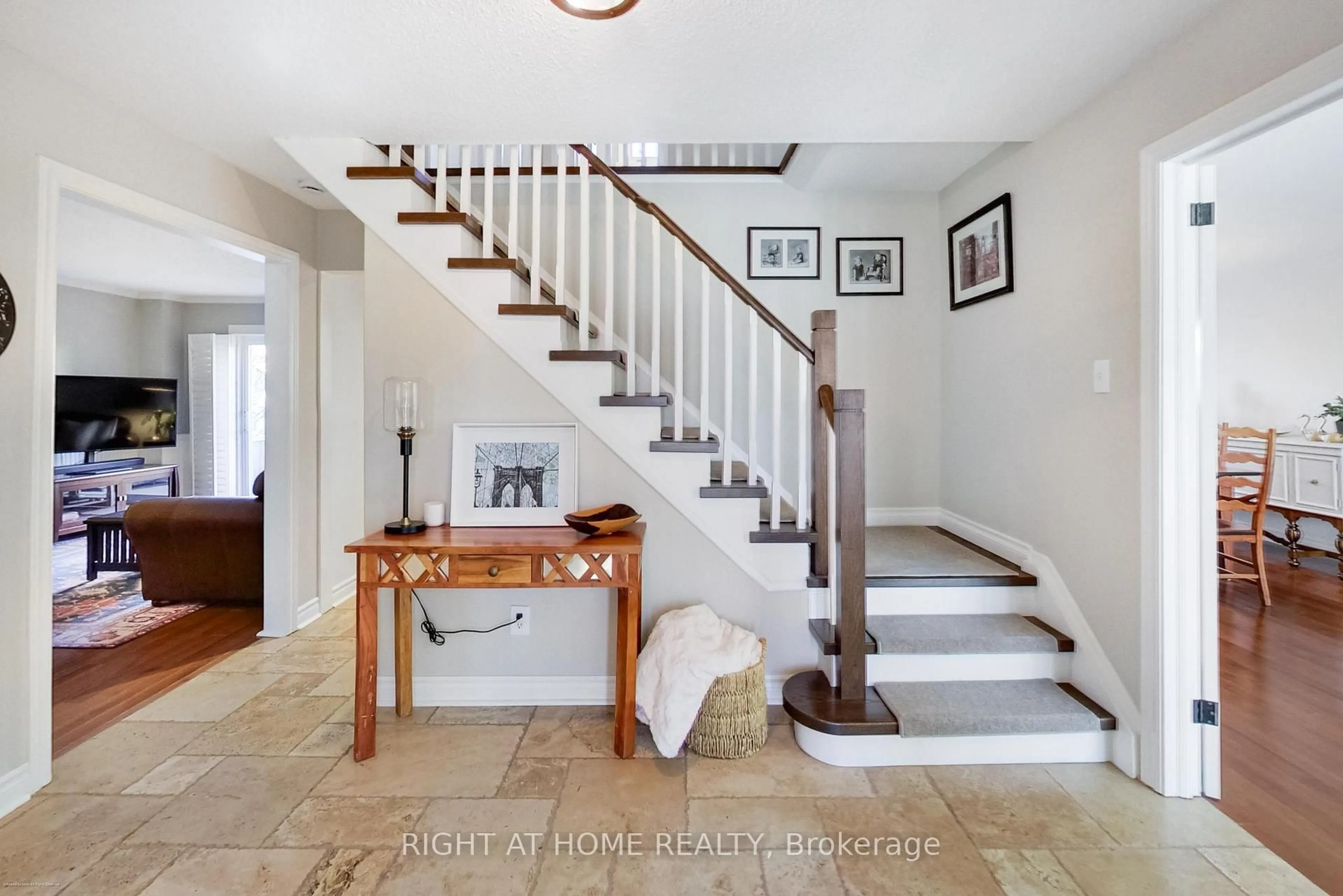 Indoor entryway for 885 Dales Ave, Newmarket Ontario L3Y 5Z6