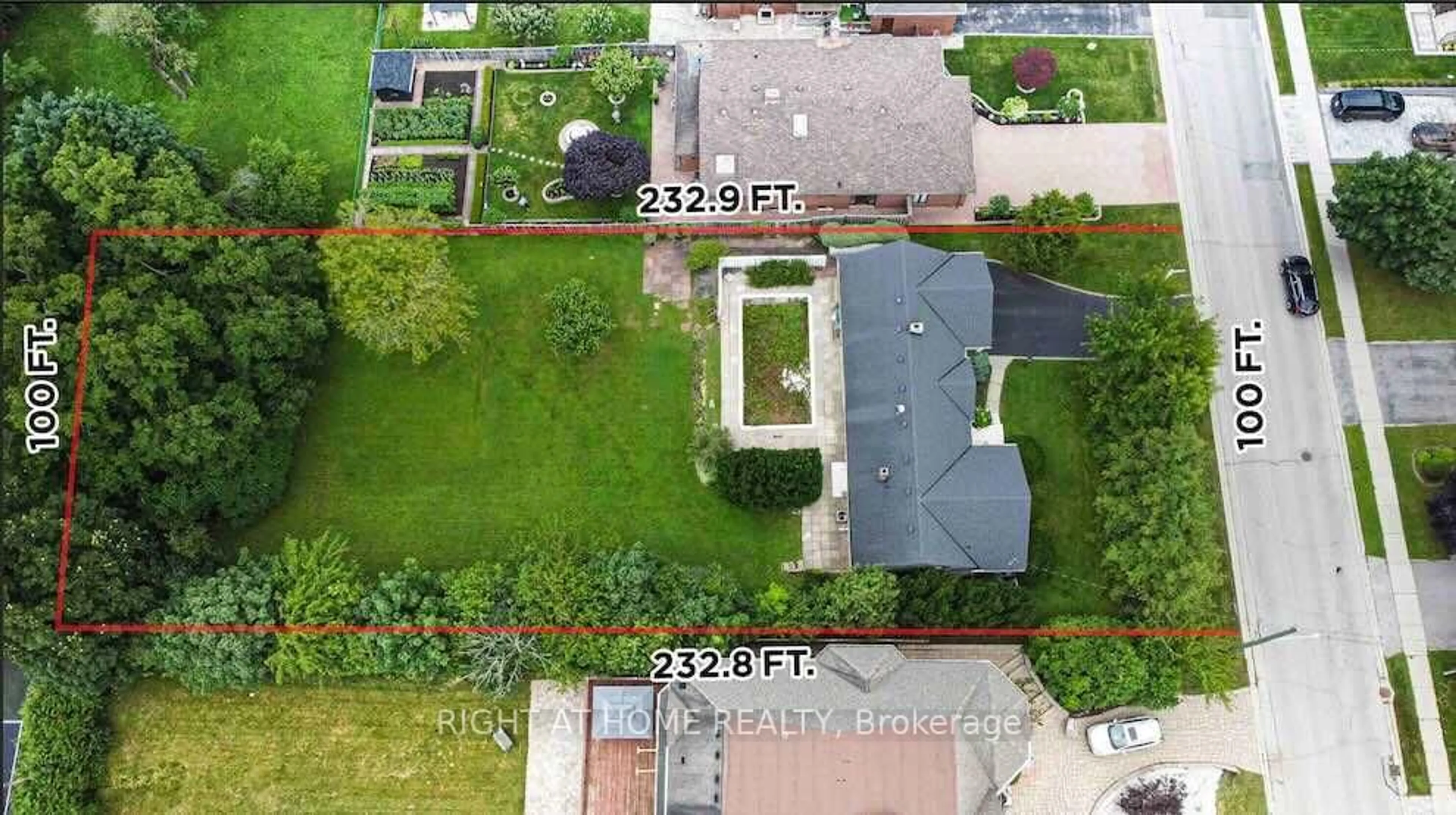 A pic from outside/outdoor area/front of a property/back of a property/a pic from drone, street for 46 Roosevelt Dr, Richmond Hill Ontario L4C 6V4