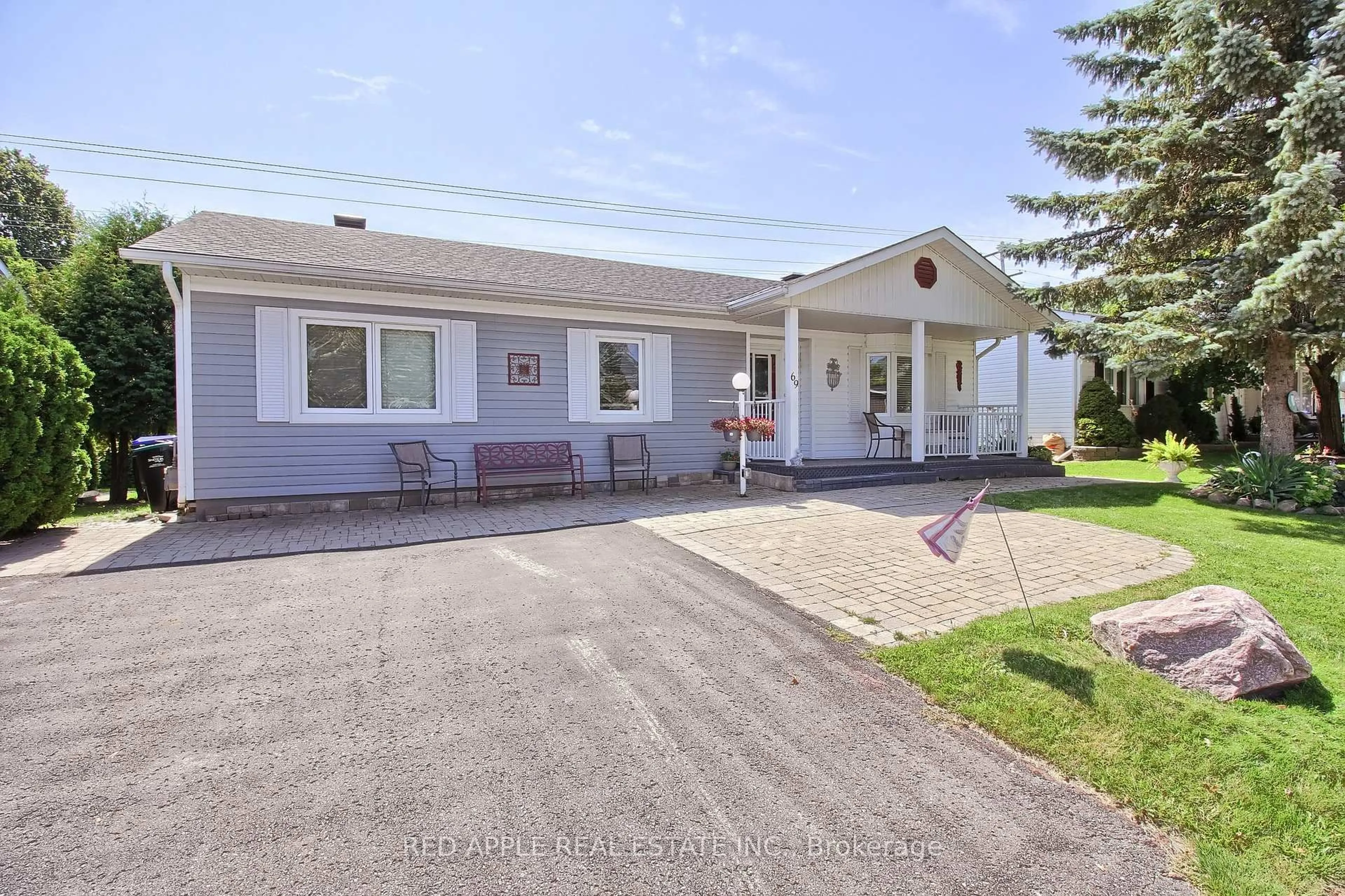 Patio, street for 69 Corner Brook Tr, Innisfil Ontario L9S 1N7