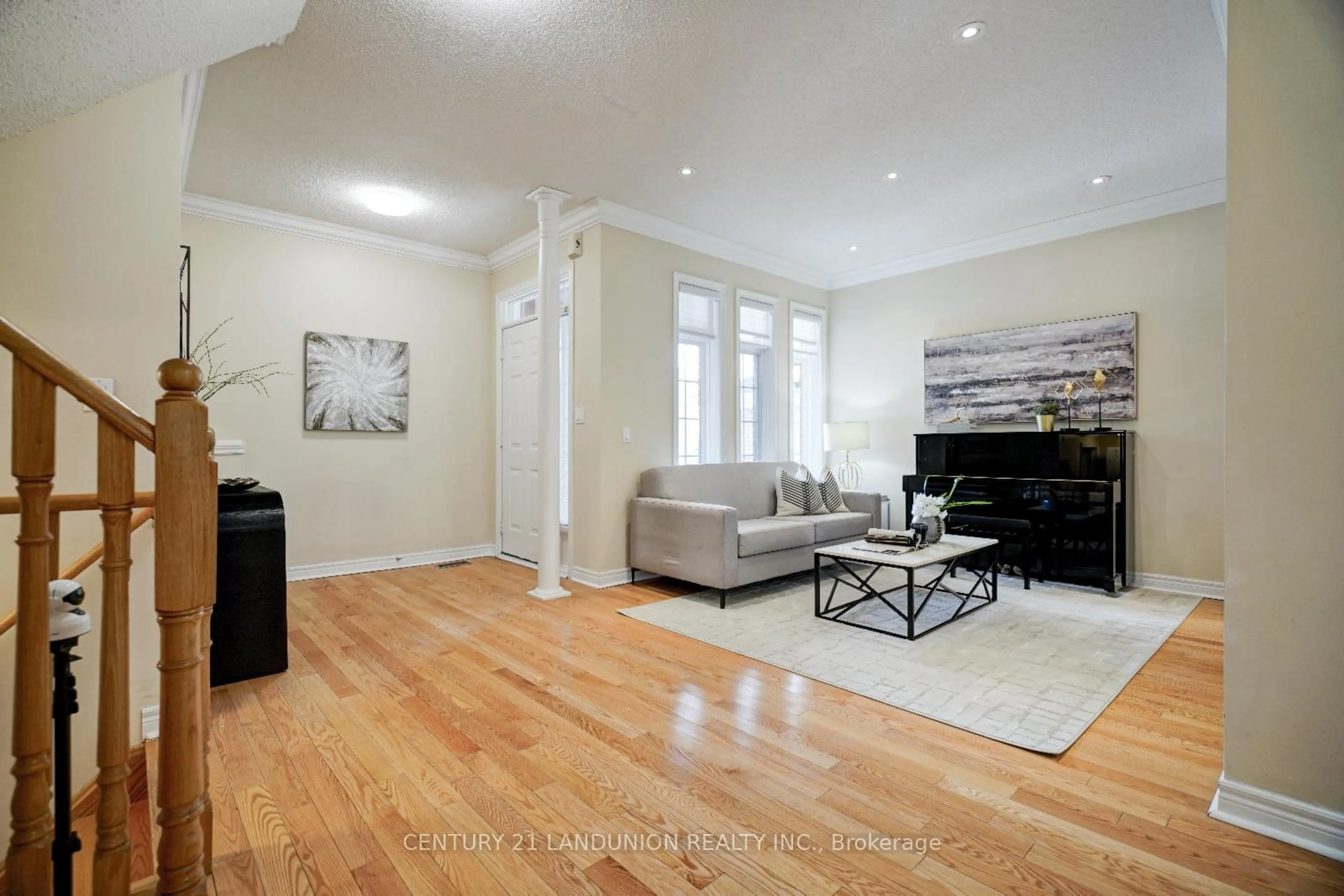 Living room with furniture, wood/laminate floor for 17 Monaco Cres, Richmond Hill Ontario L4S 1X6