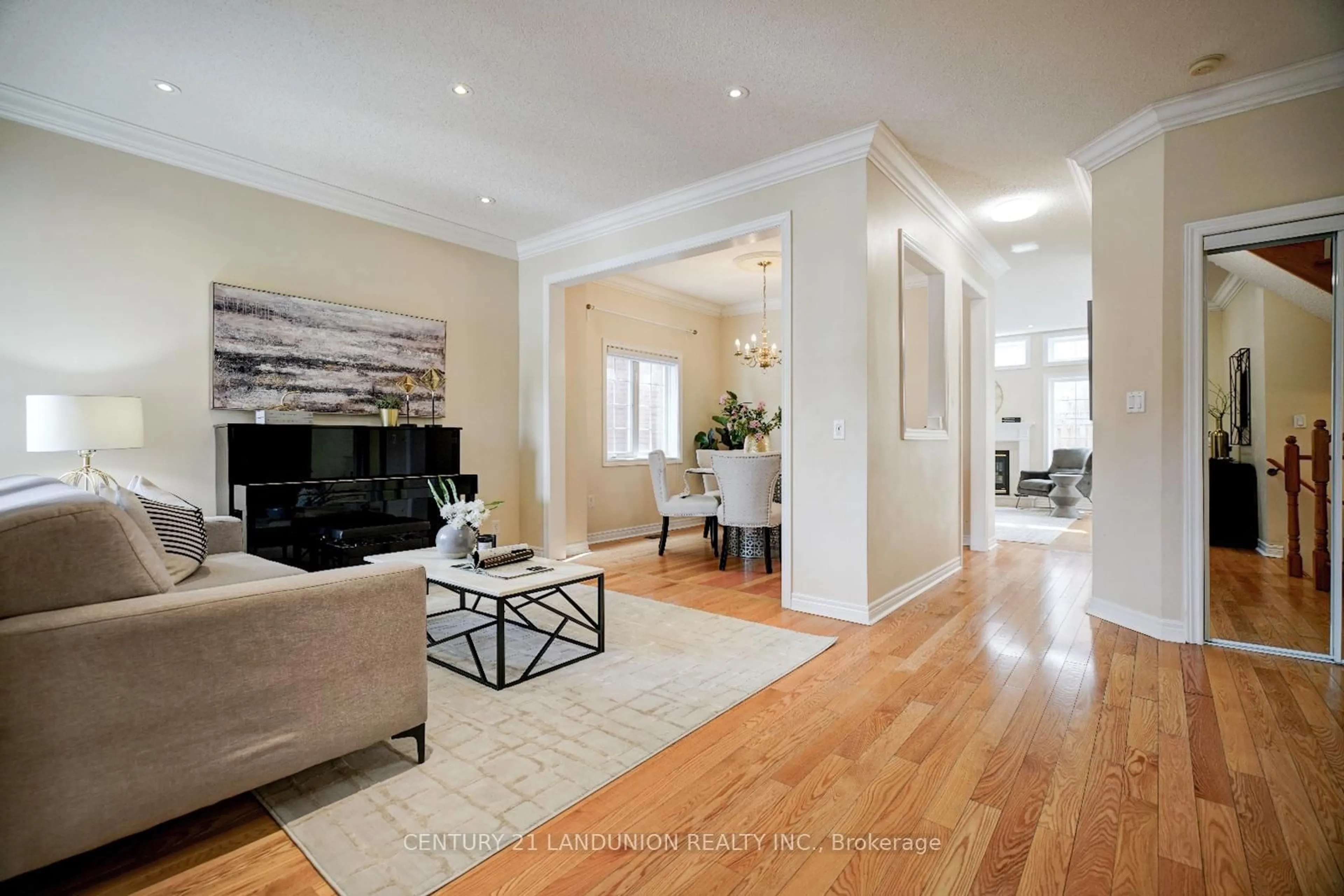 Living room with furniture, wood/laminate floor for 17 Monaco Cres, Richmond Hill Ontario L4S 1X6