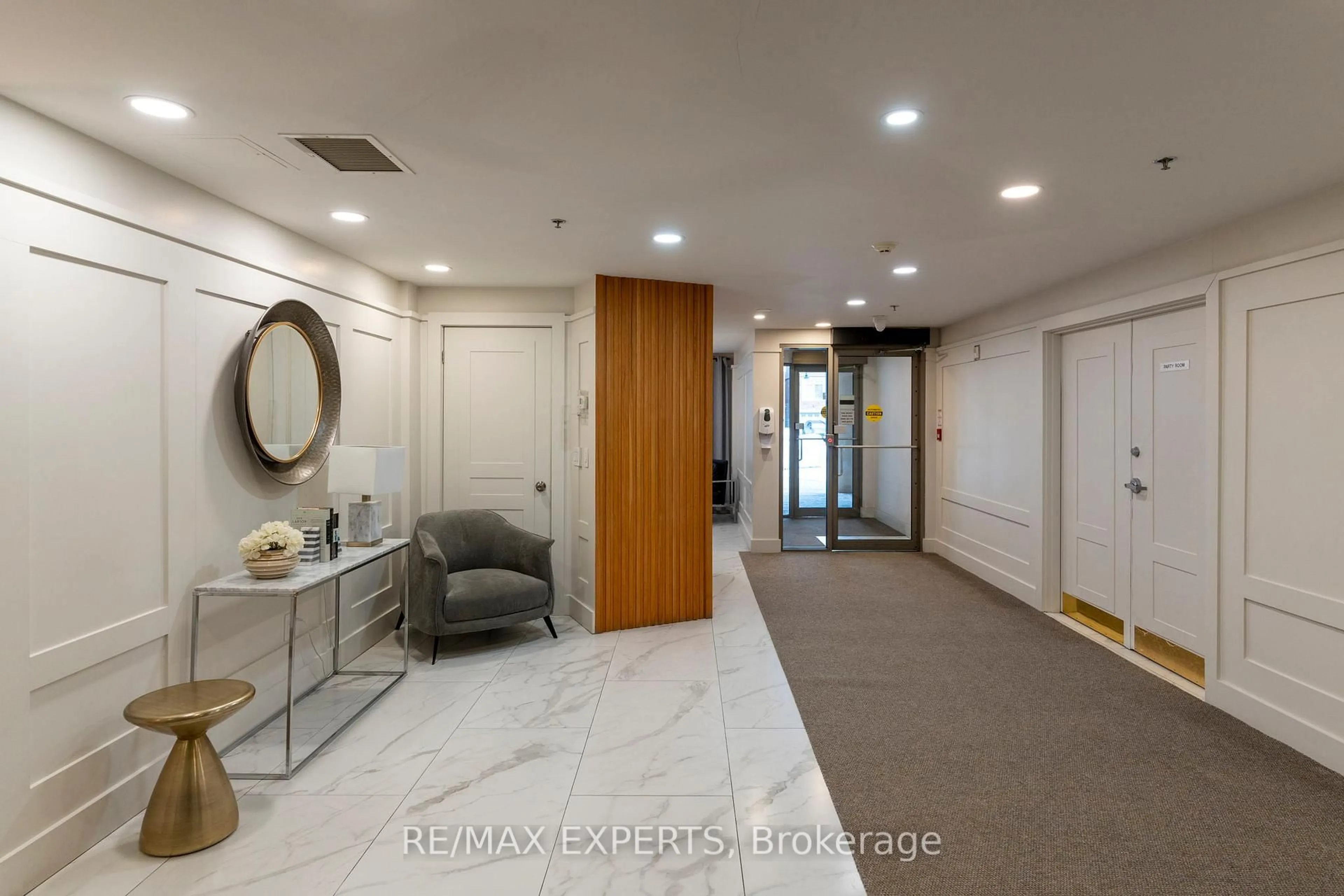 Indoor foyer for 8026 Kipling Ave #212, Vaughan Ontario L4L 2A1