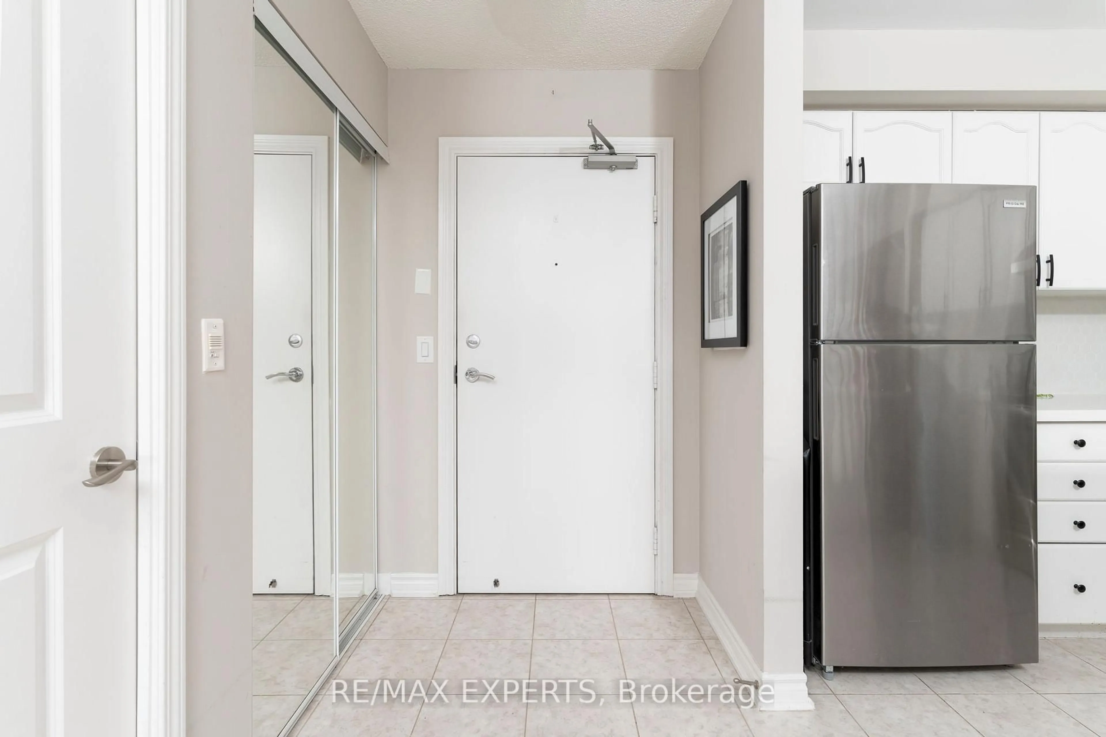 Indoor entryway for 8026 Kipling Ave #212, Vaughan Ontario L4L 2A1