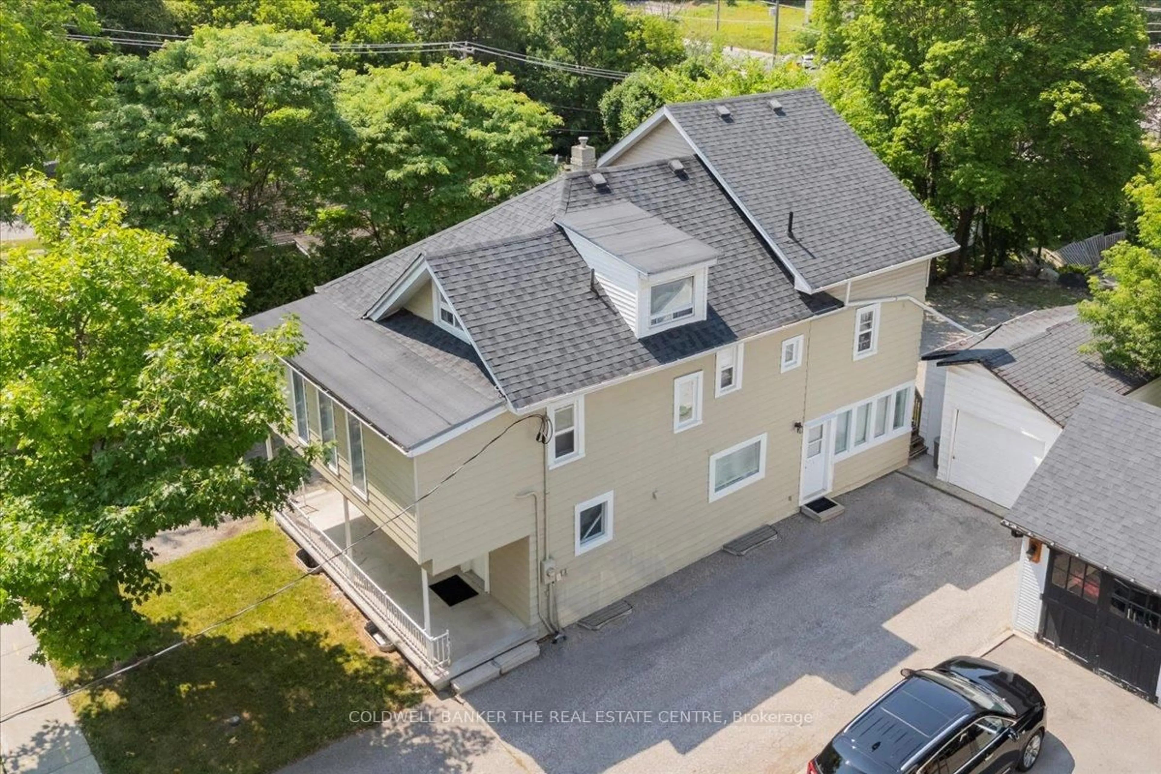 A pic from outside/outdoor area/front of a property/back of a property/a pic from drone, building for 379 Simcoe St, Newmarket Ontario L3Y 2M4
