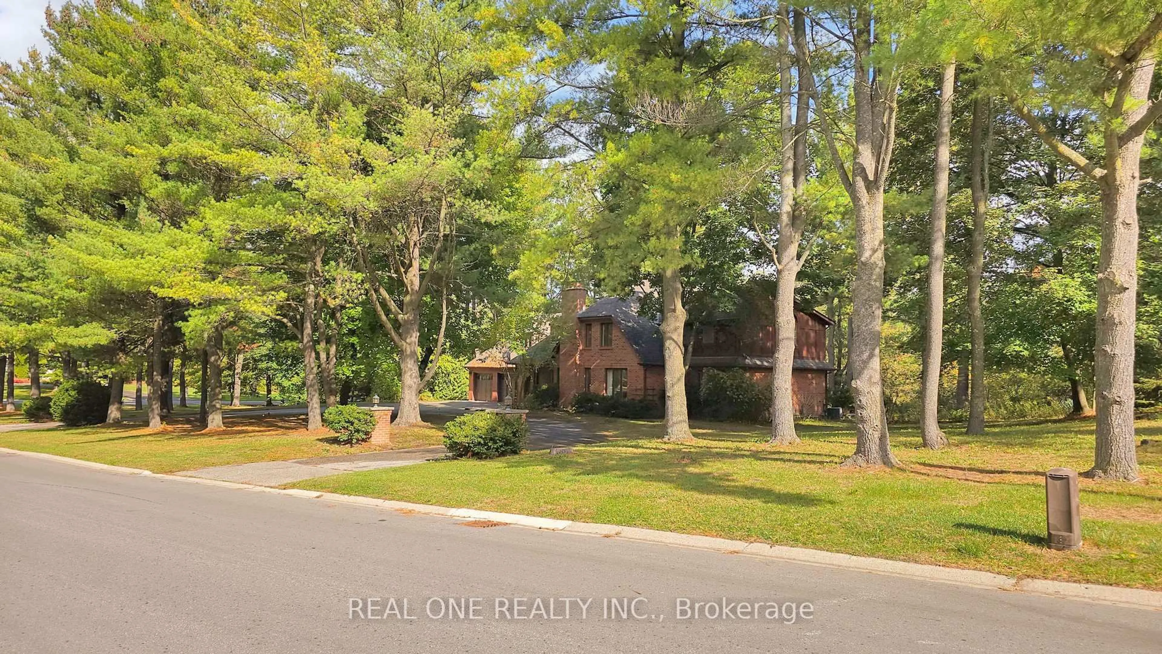 A pic from outside/outdoor area/front of a property/back of a property/a pic from drone, water/lake/river/ocean view for 465 Woodland Acres Cres, Vaughan Ontario L6A 1G2