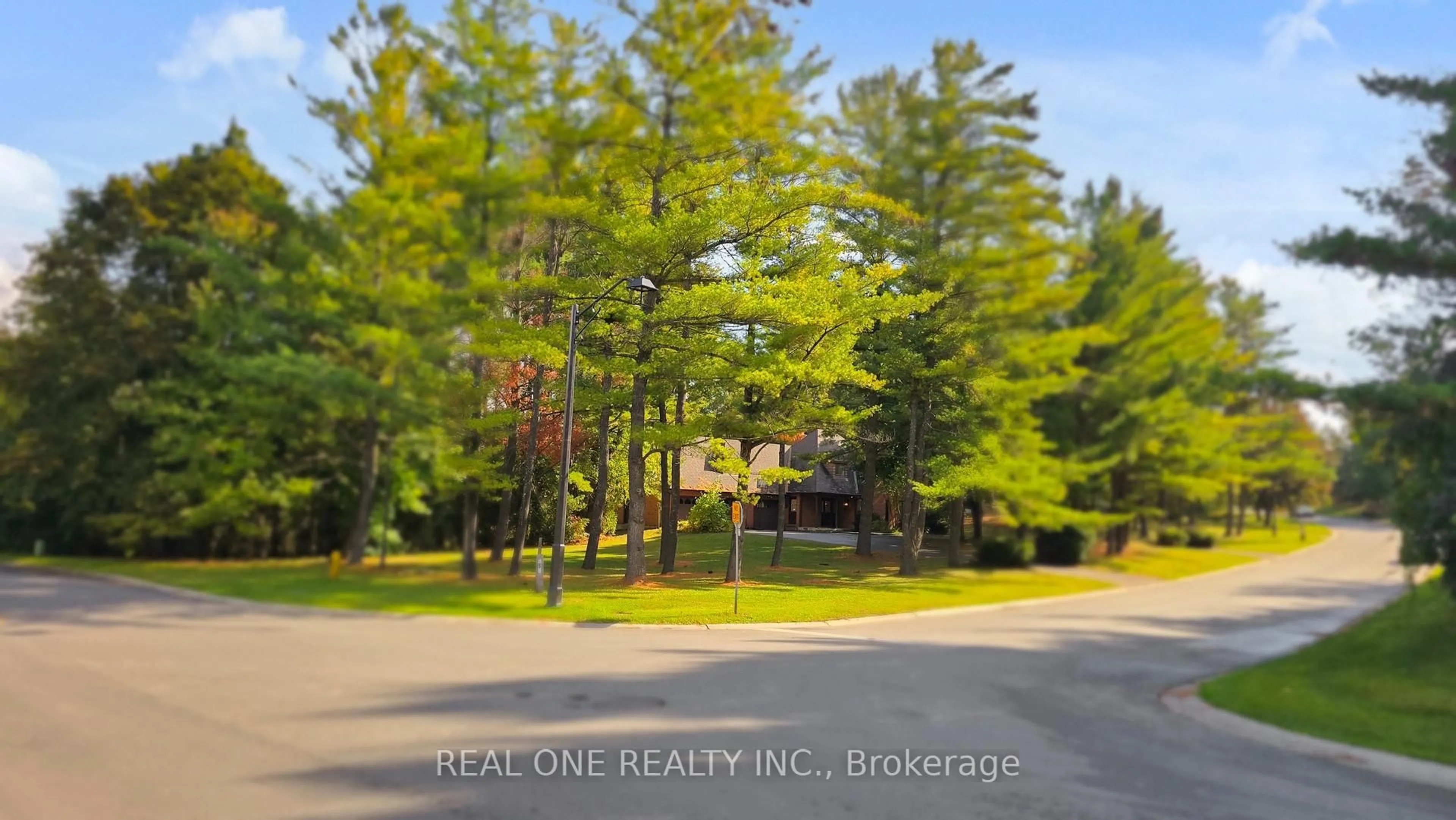 Blurry image for 465 Woodland Acres Cres, Vaughan Ontario L6A 1G2
