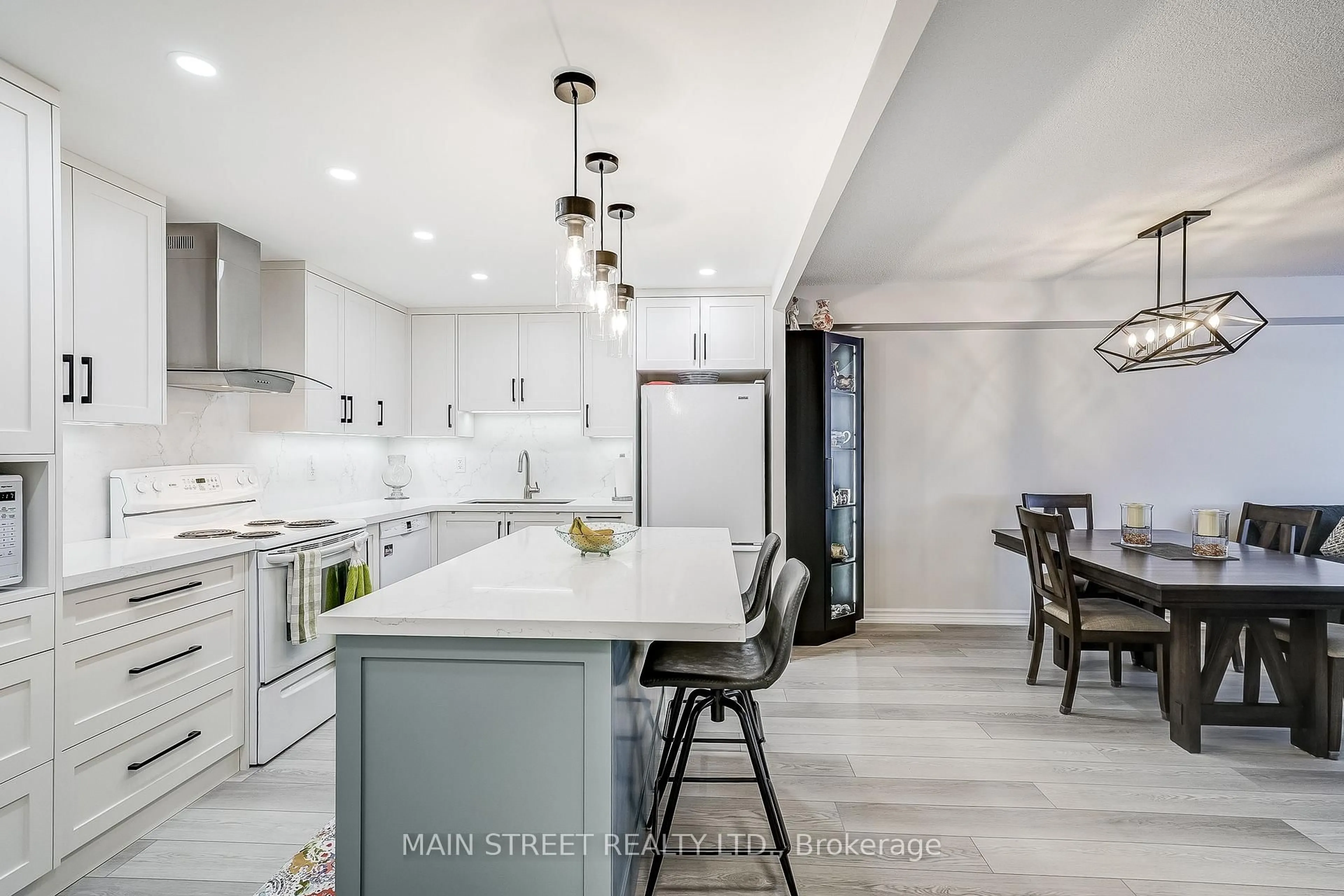 Open concept kitchen, ceramic/tile floor for 250 Davis Dr #506, Newmarket Ontario L3Y 7T7