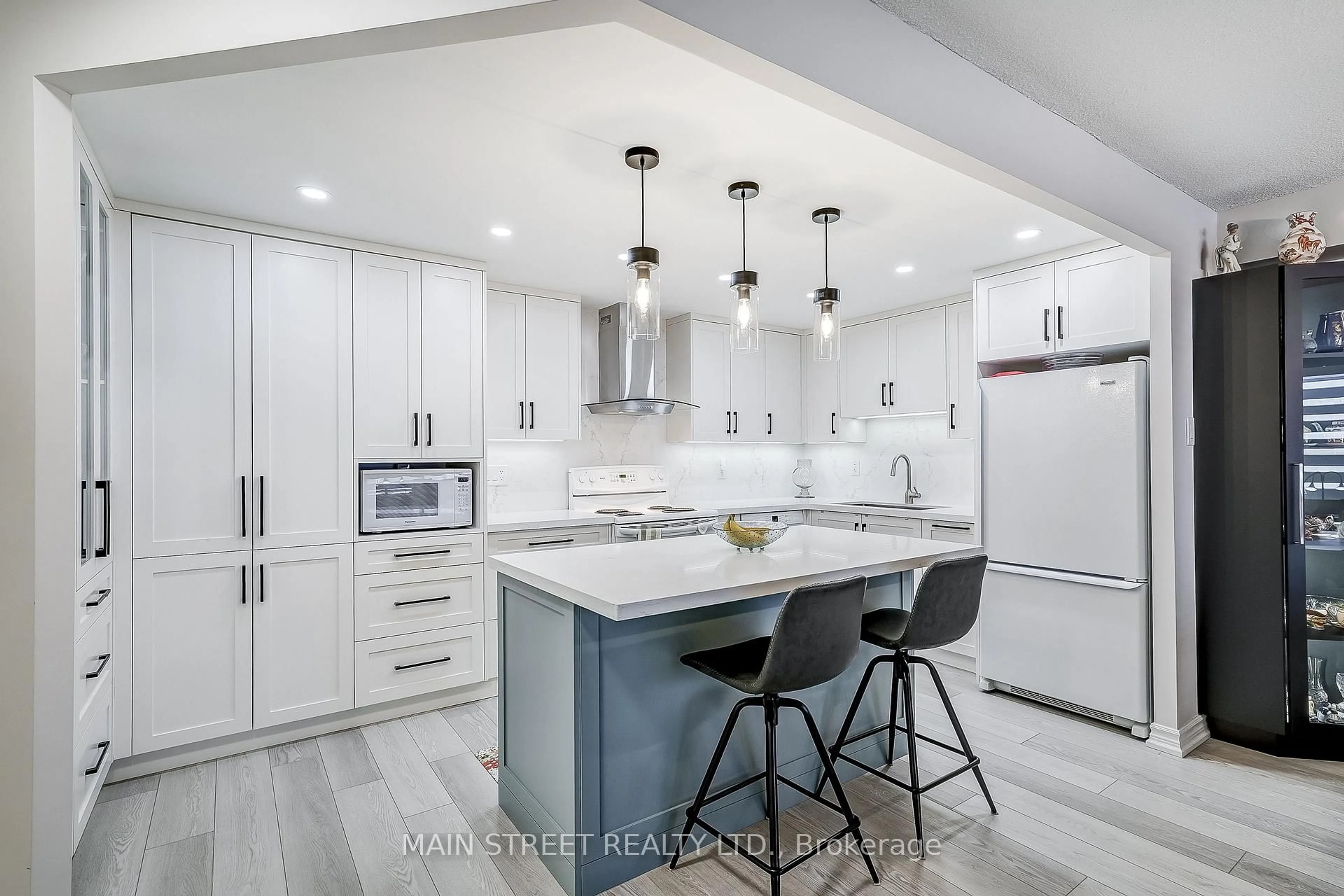 Contemporary kitchen, ceramic/tile floor for 250 Davis Dr #506, Newmarket Ontario L3Y 7T7