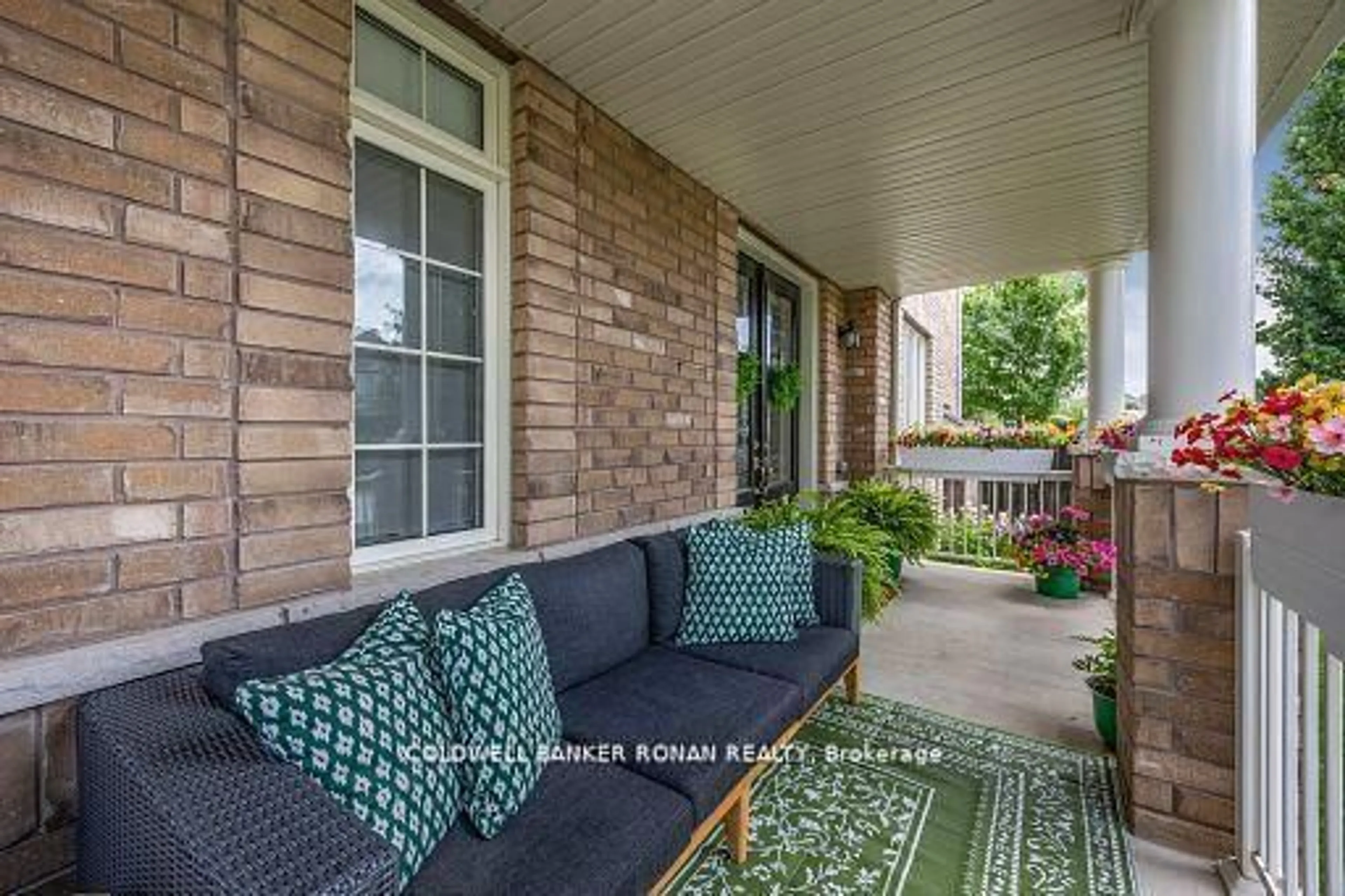 Patio, street for 71 Cauthers Cres, New Tecumseth Ontario L9R 0L2