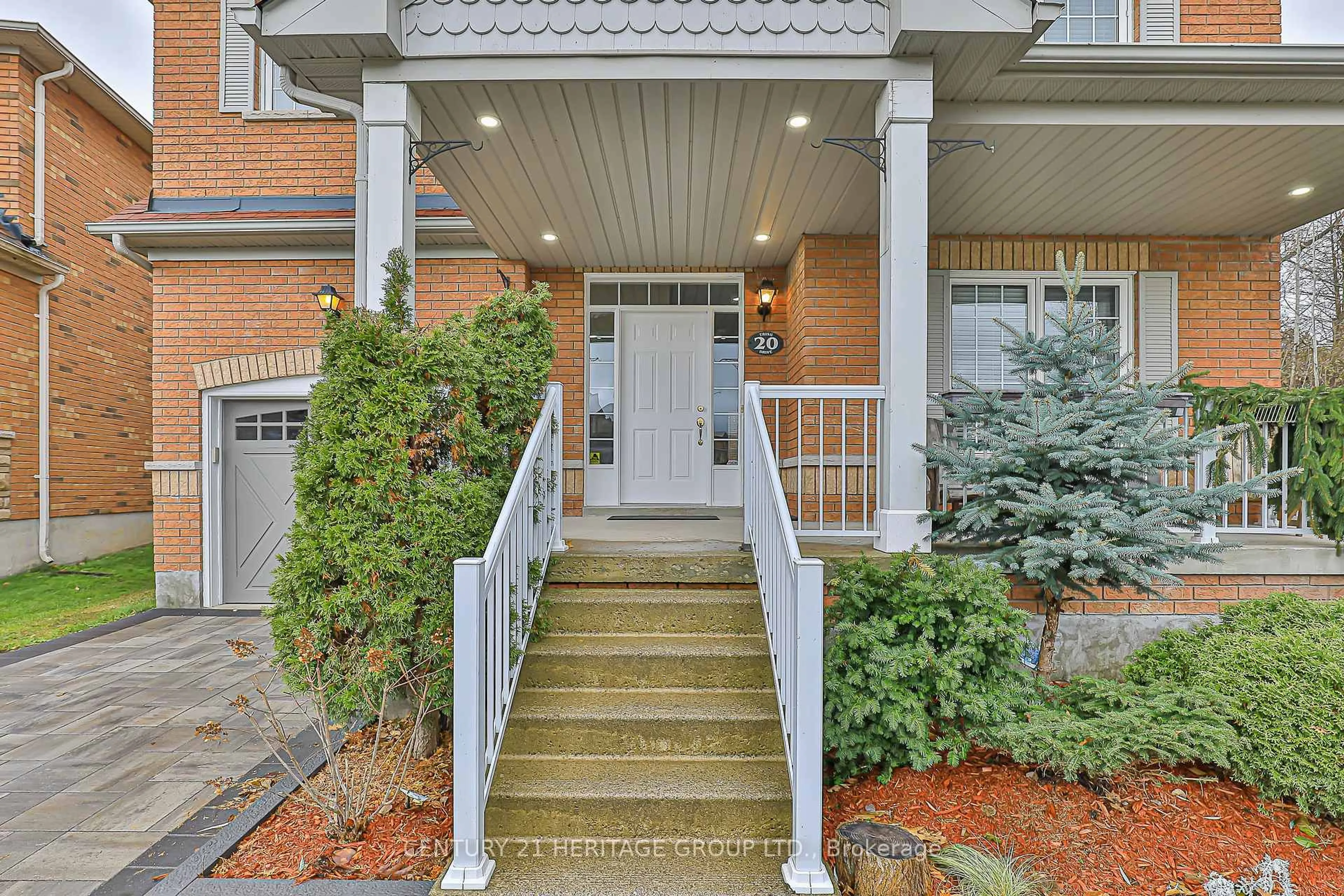 Indoor entryway for 20 Trish Dr, Richmond Hill Ontario L4E 5C5