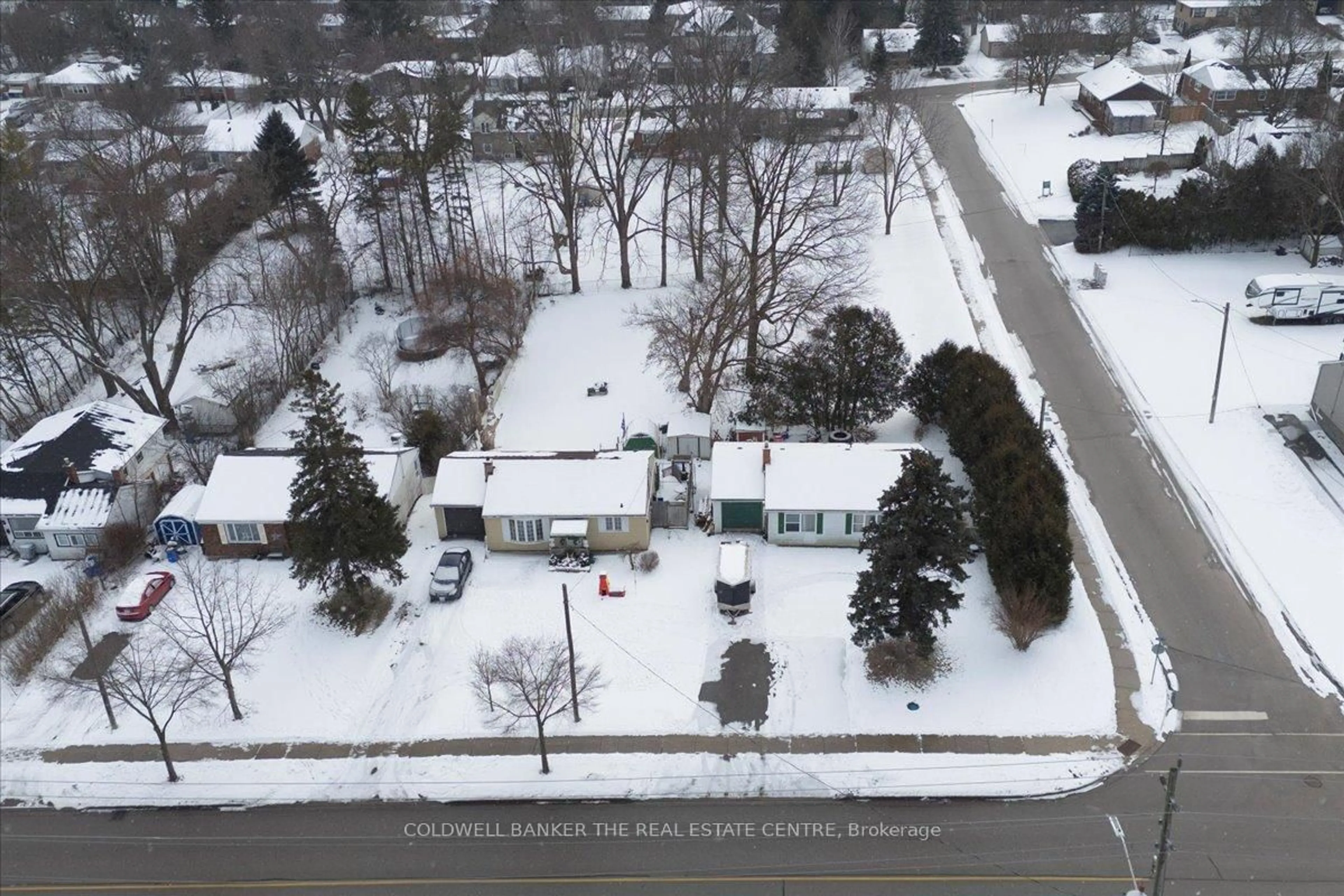 A pic from outside/outdoor area/front of a property/back of a property/a pic from drone, street for 98 Eagle St, Newmarket Ontario L3Y 1J4