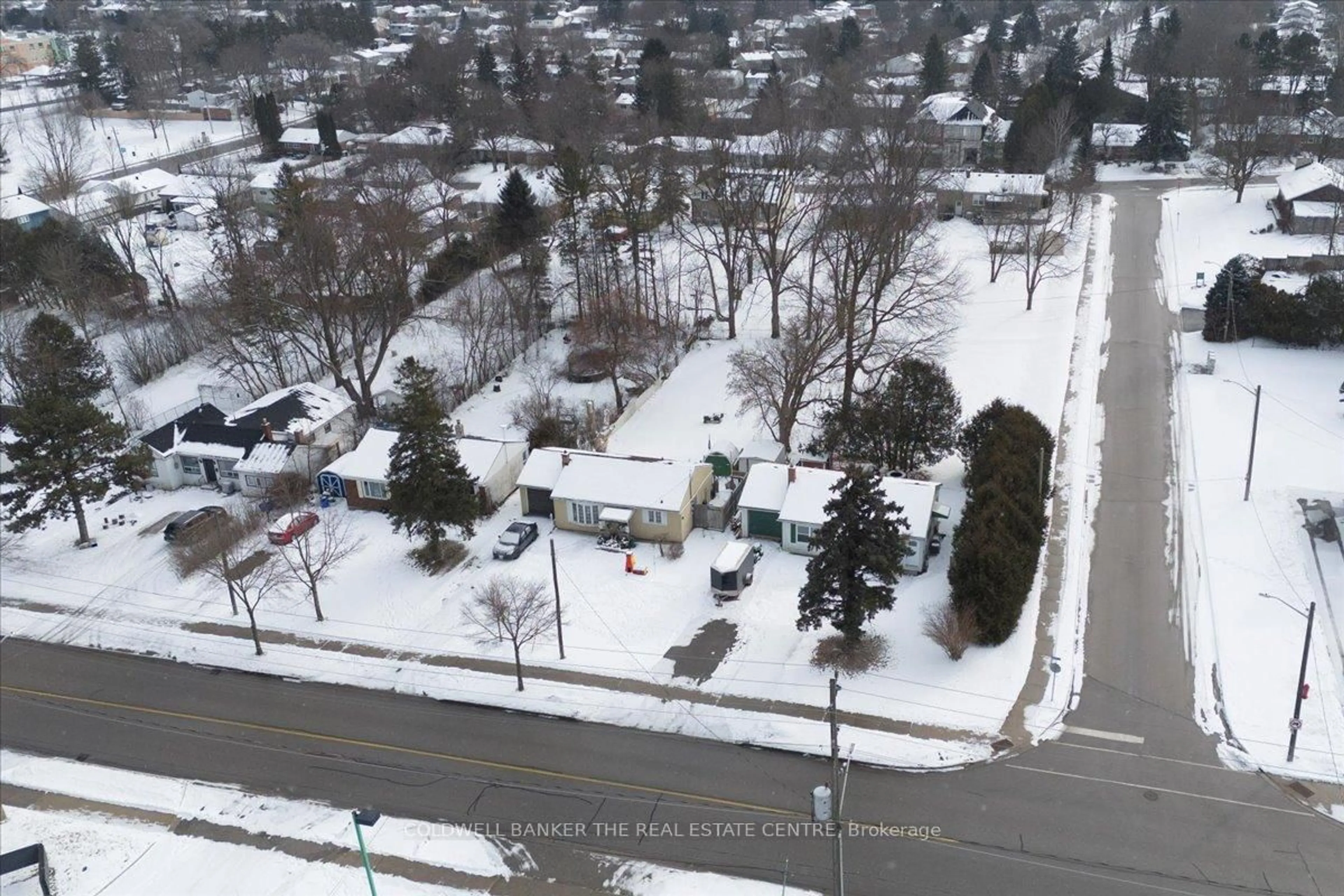 A pic from outside/outdoor area/front of a property/back of a property/a pic from drone, street for 98 Eagle St, Newmarket Ontario L3Y 1J4