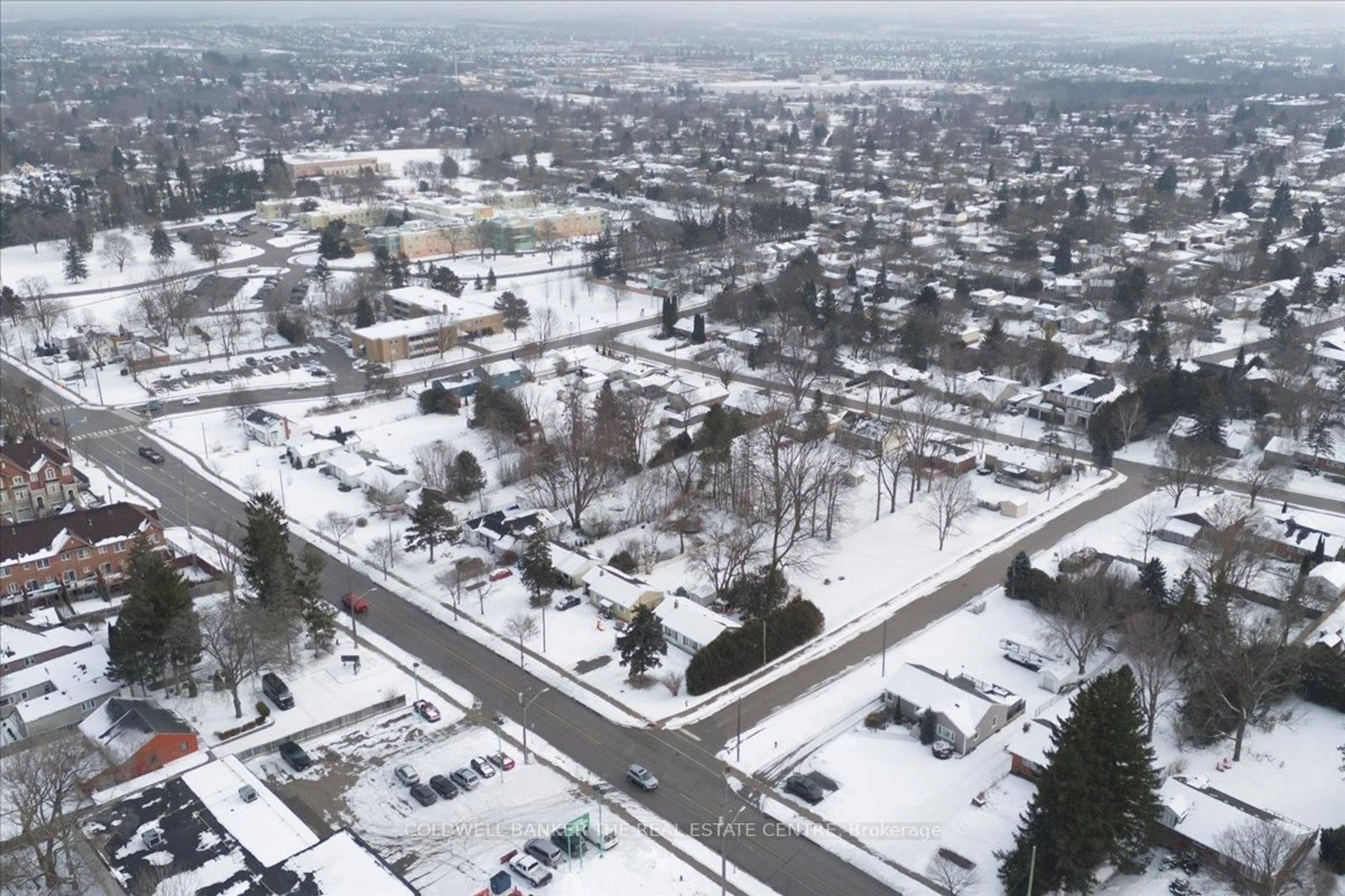 A pic from outside/outdoor area/front of a property/back of a property/a pic from drone, street for 98 Eagle St, Newmarket Ontario L3Y 1J4