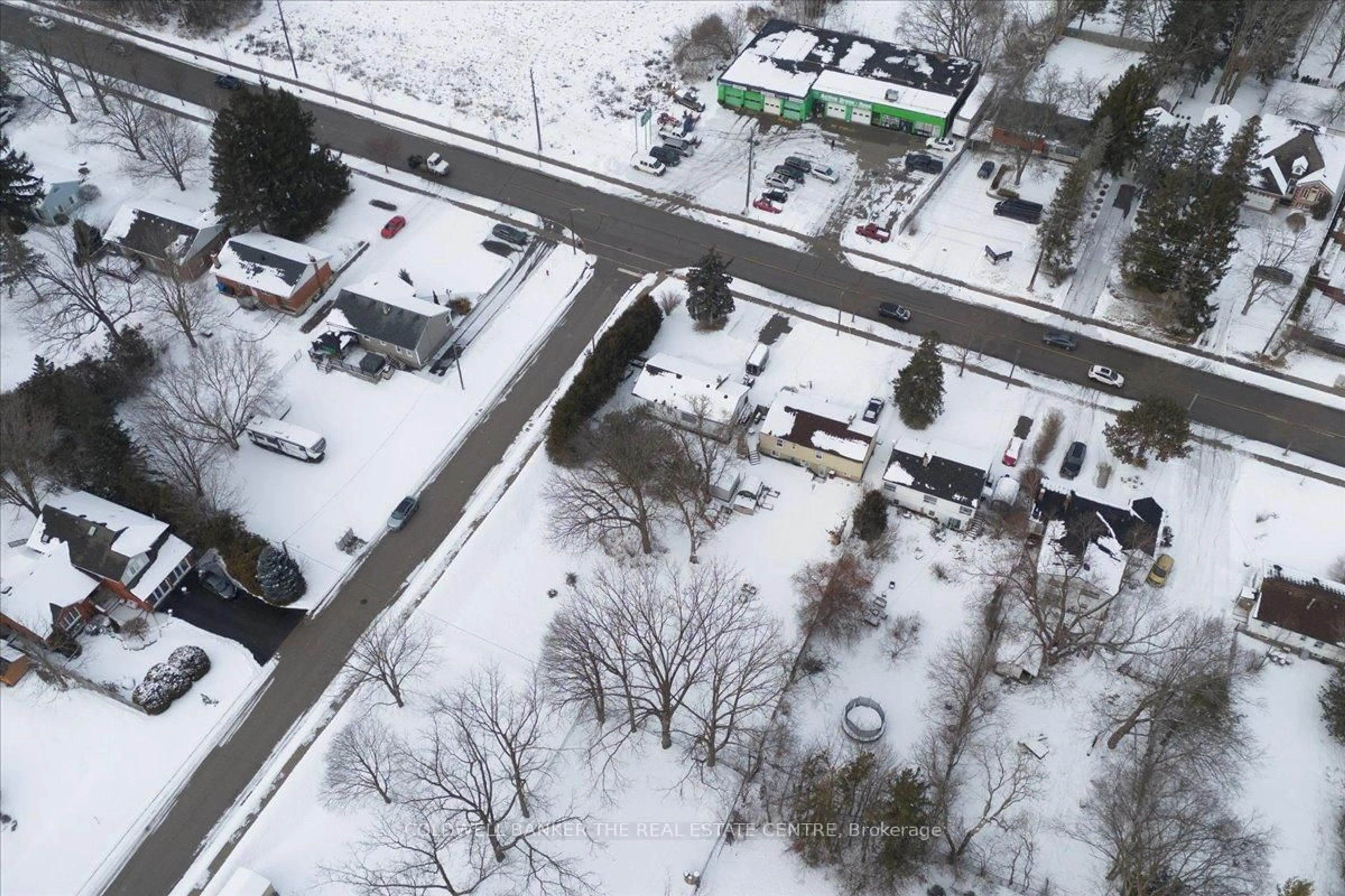 A pic from outside/outdoor area/front of a property/back of a property/a pic from drone, street for 98 Eagle St, Newmarket Ontario L3Y 1J4