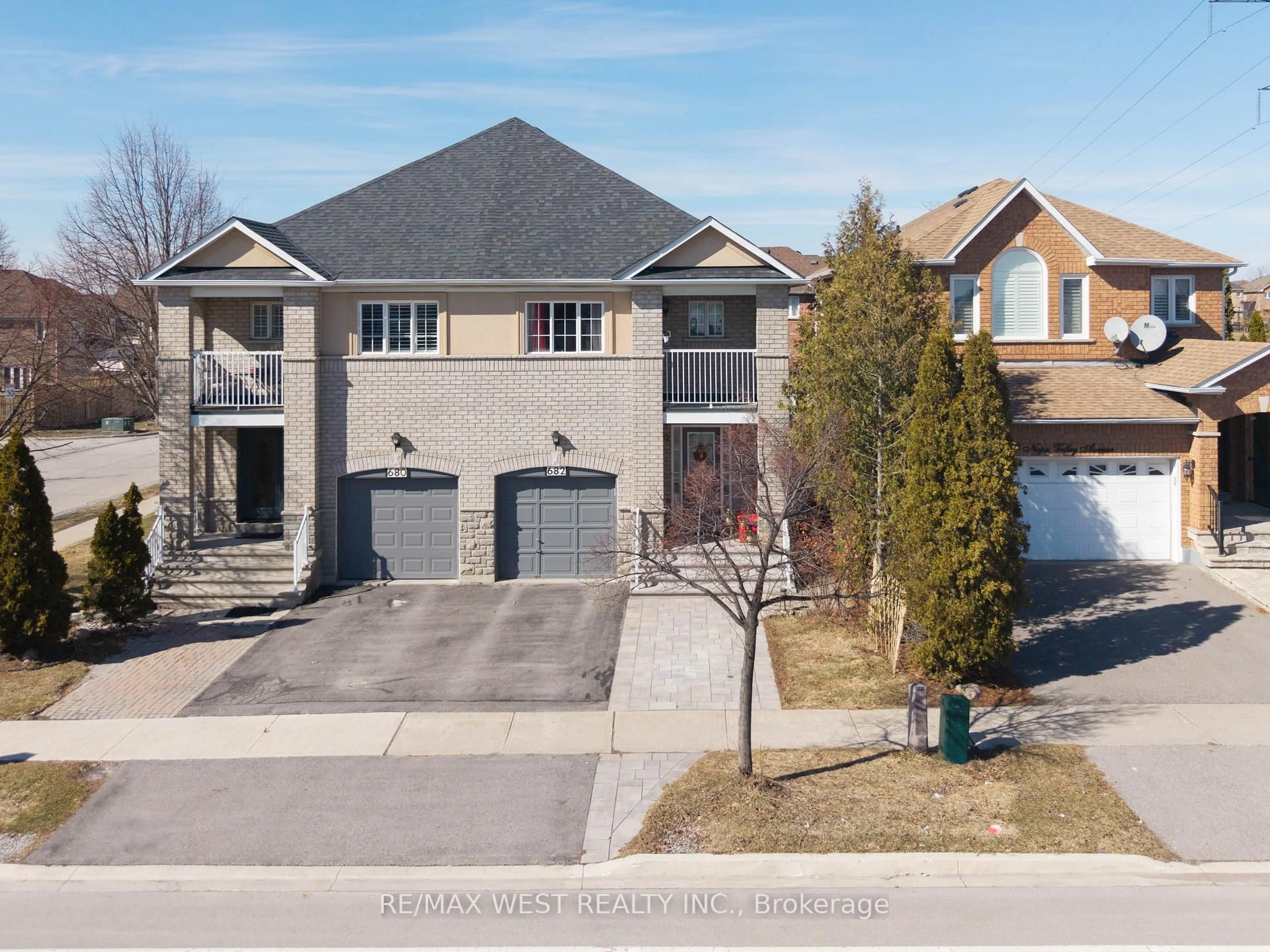 A pic from outside/outdoor area/front of a property/back of a property/a pic from drone, street for 682 Napa Valley Ave, Vaughan Ontario L4H 2J1