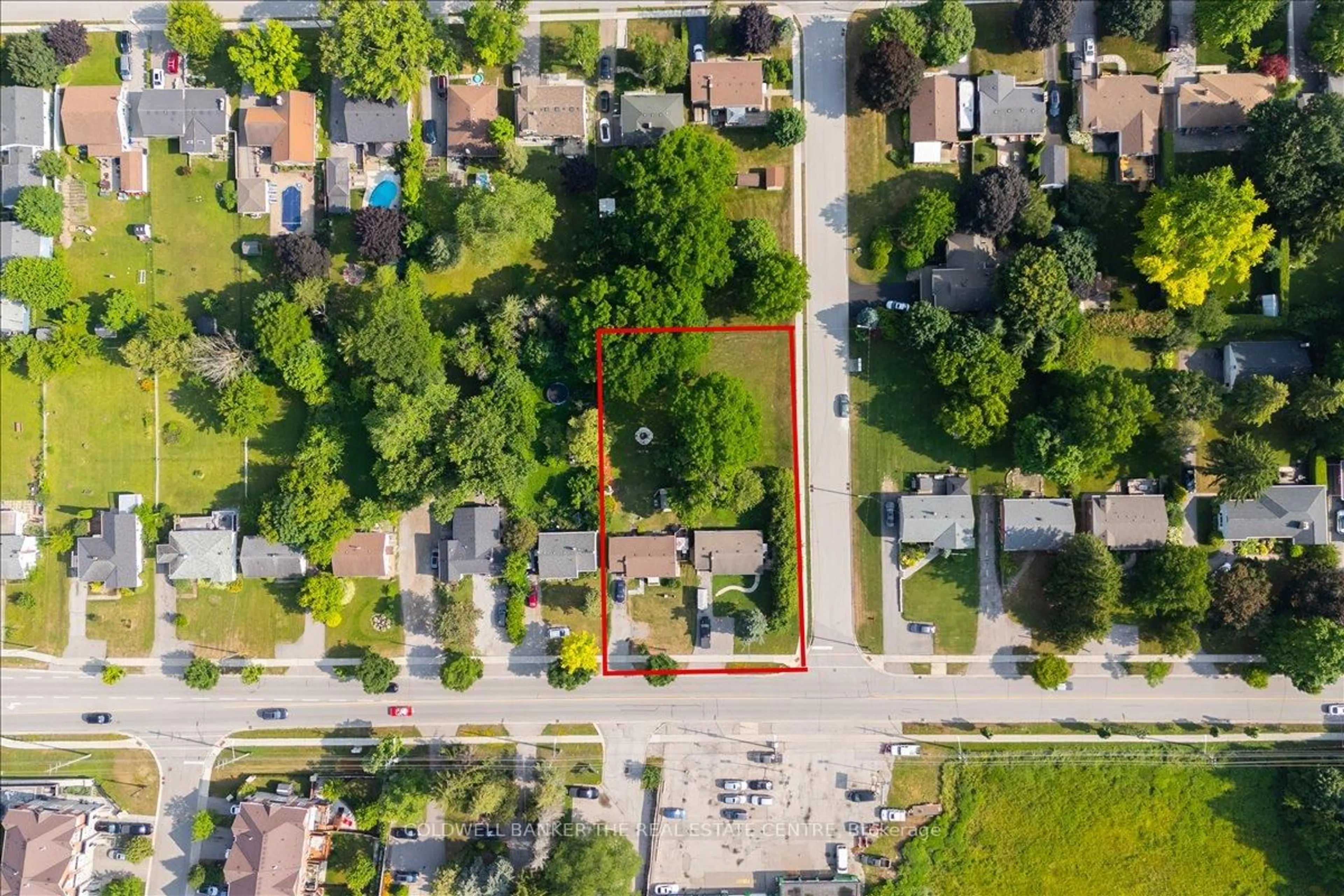 A pic from outside/outdoor area/front of a property/back of a property/a pic from drone, street for 104 Eagle St, Newmarket Ontario L3Y 1J4