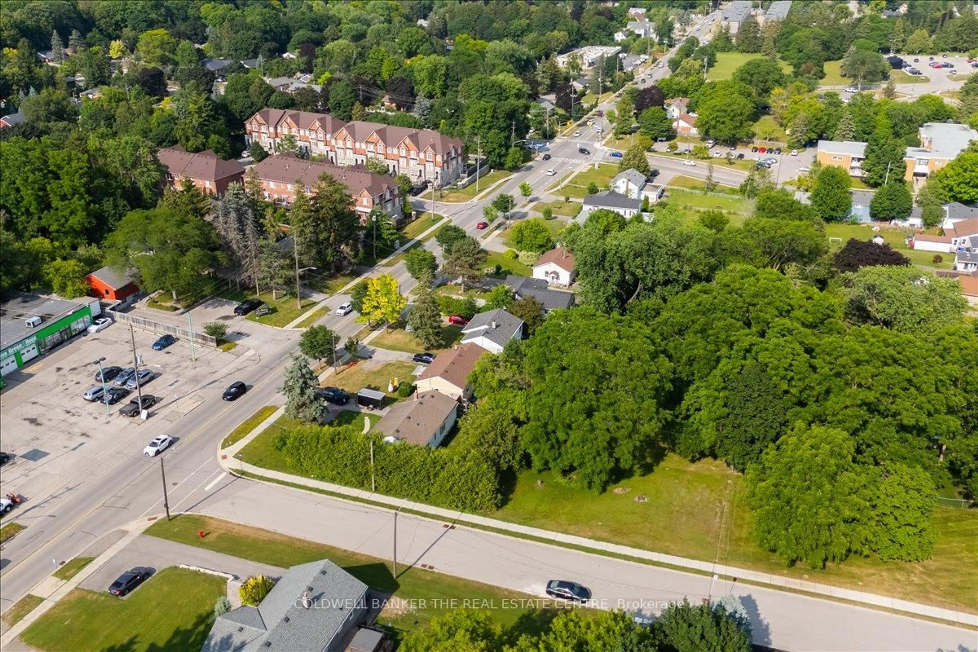 A pic from outside/outdoor area/front of a property/back of a property/a pic from drone, street for 104 Eagle St, Newmarket Ontario L3Y 1J4