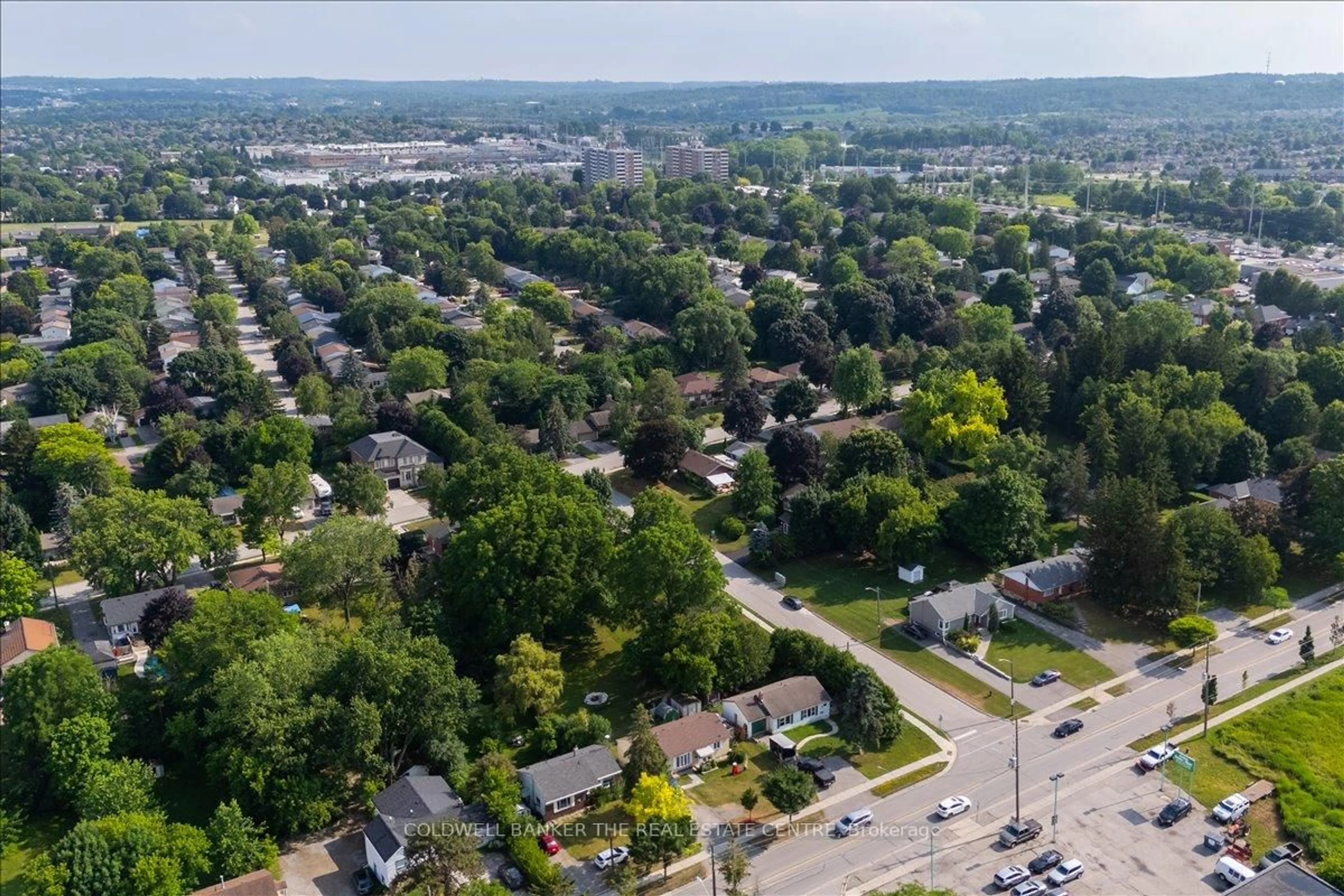 A pic from outside/outdoor area/front of a property/back of a property/a pic from drone, street for 104 Eagle St, Newmarket Ontario L3Y 1J4