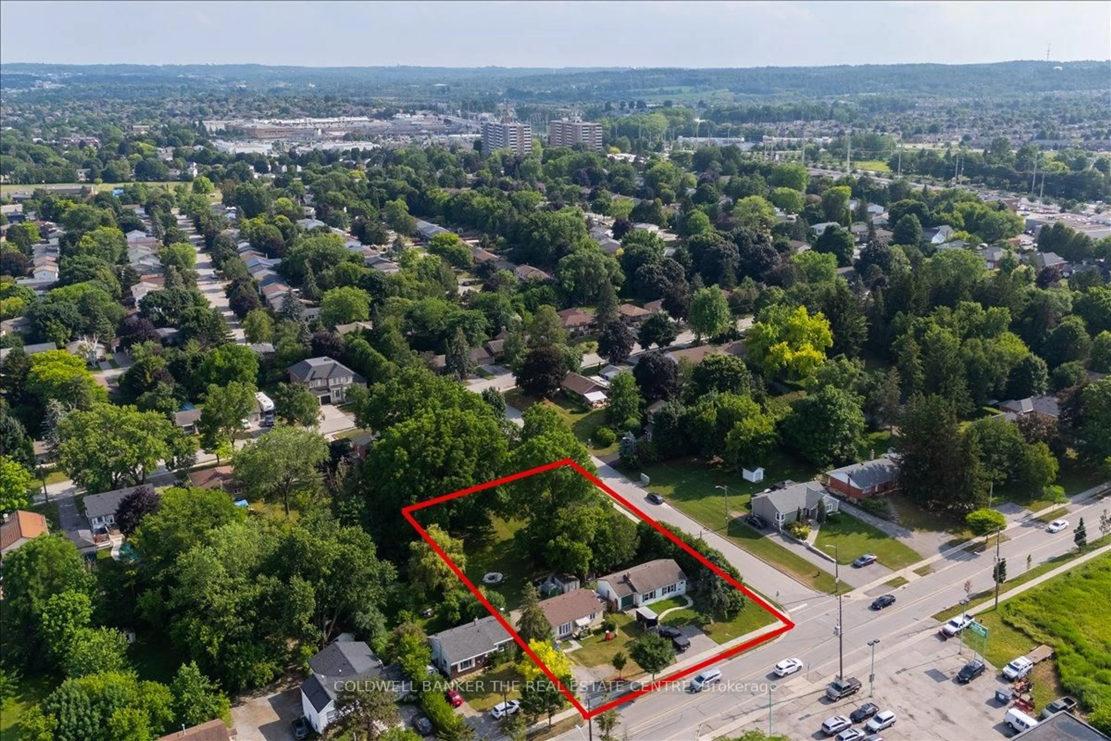 A pic from outside/outdoor area/front of a property/back of a property/a pic from drone, street for 104 Eagle St, Newmarket Ontario L3Y 1J4