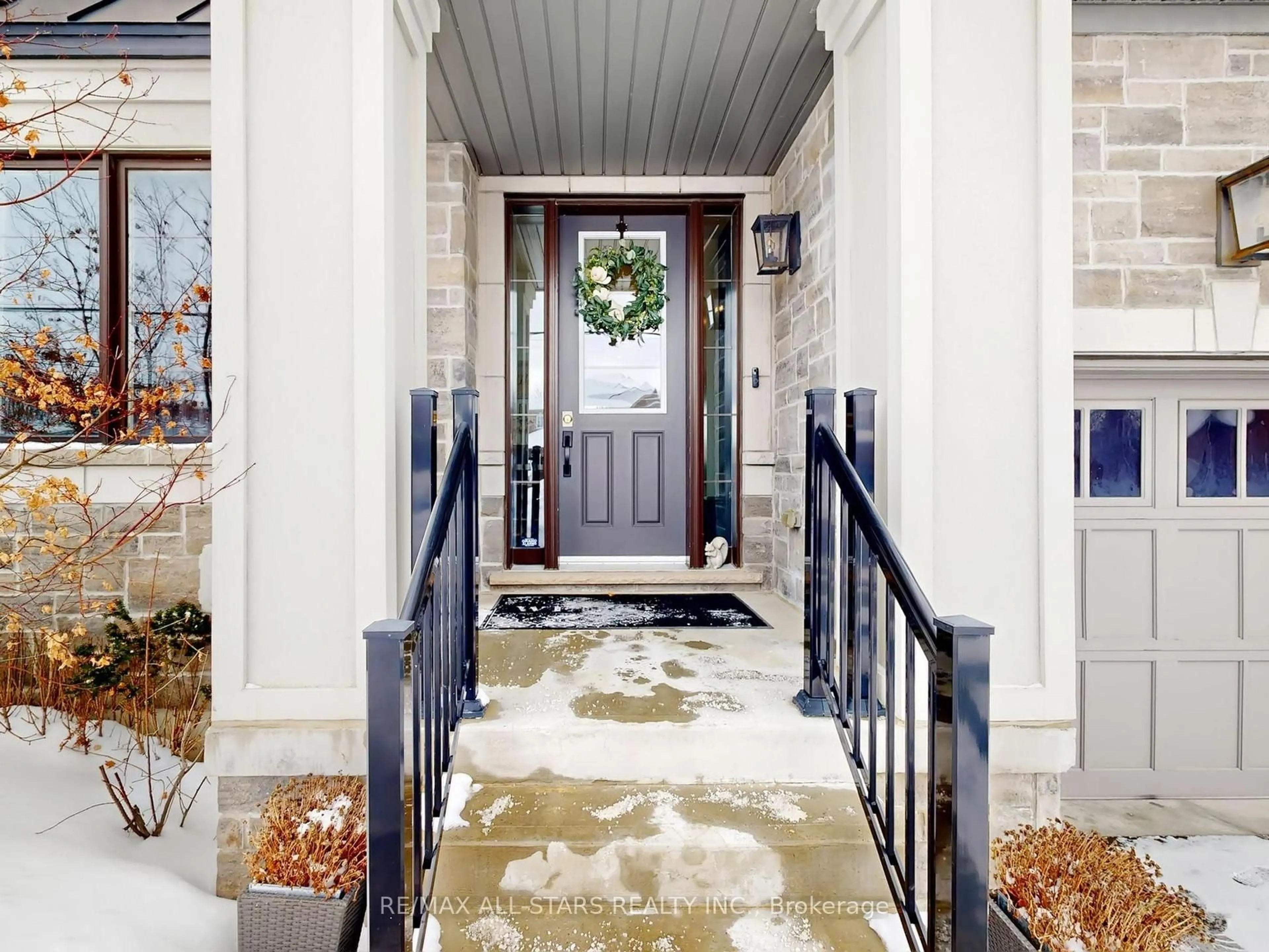 Indoor entryway for 98 Church St, Georgina Ontario L4P 1J5