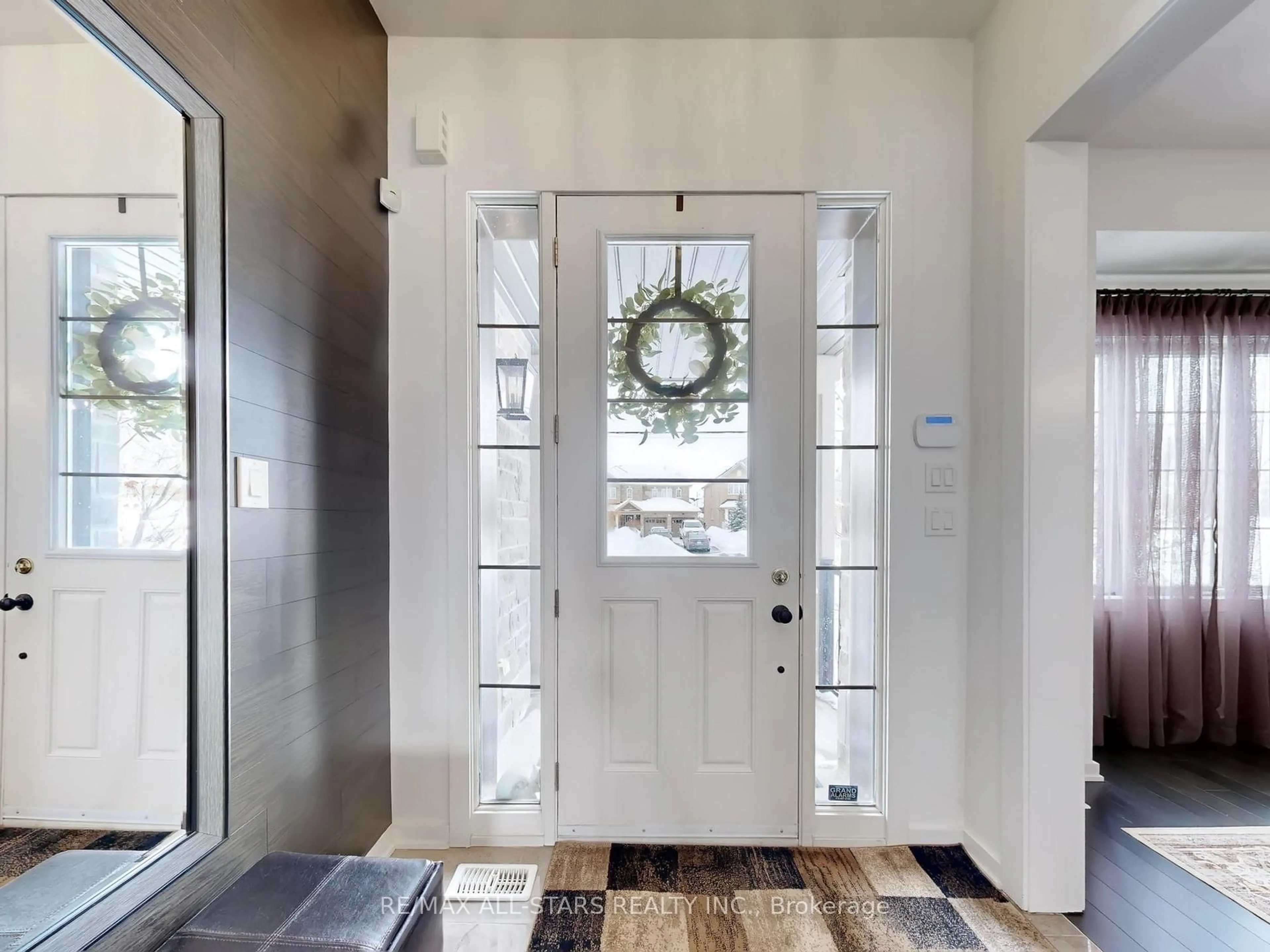 Indoor entryway for 98 Church St, Georgina Ontario L4P 1J5