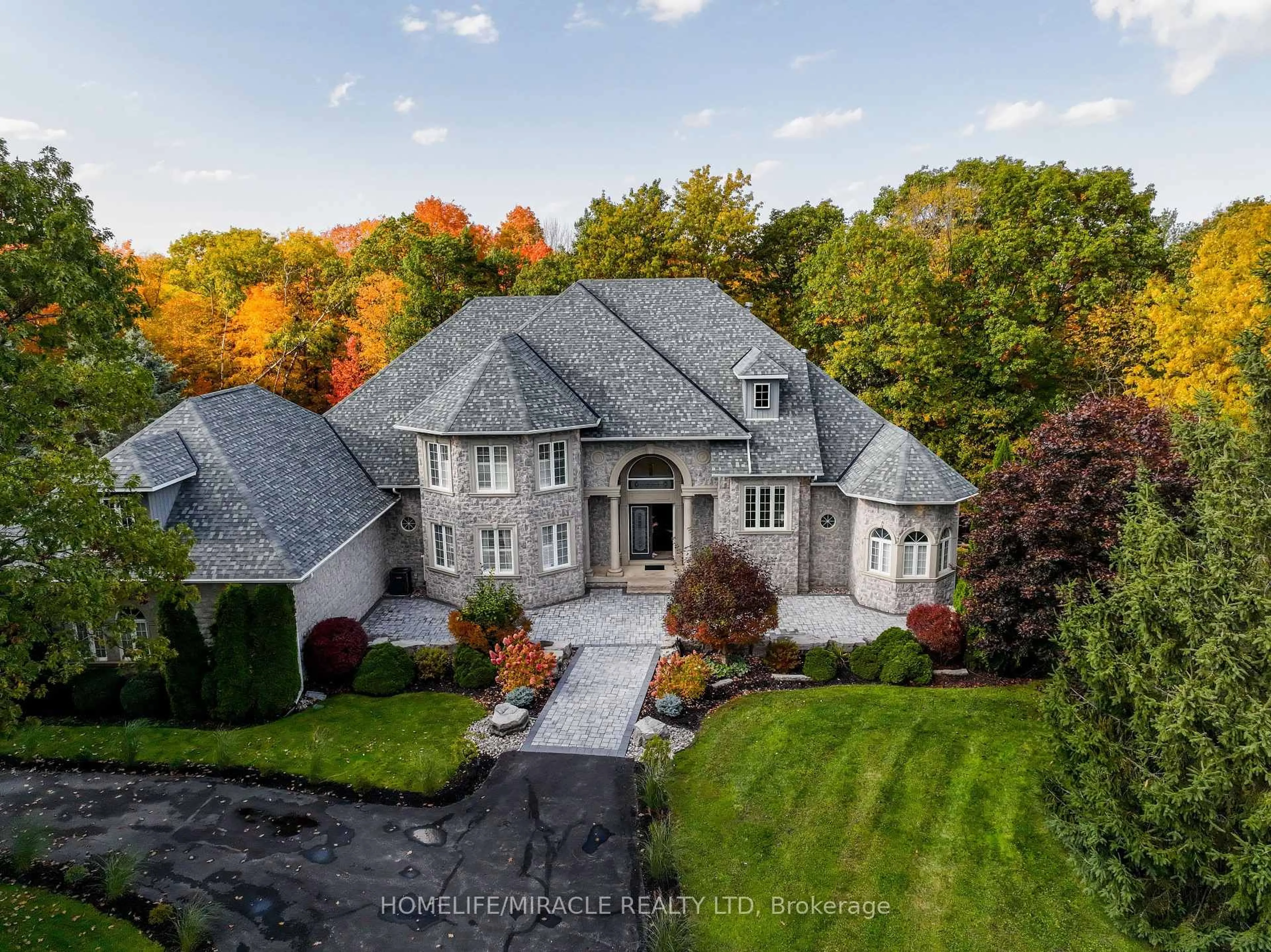 A pic from outside/outdoor area/front of a property/back of a property/a pic from drone, street for 12 Deer Ru, Uxbridge Ontario L9P 0K9