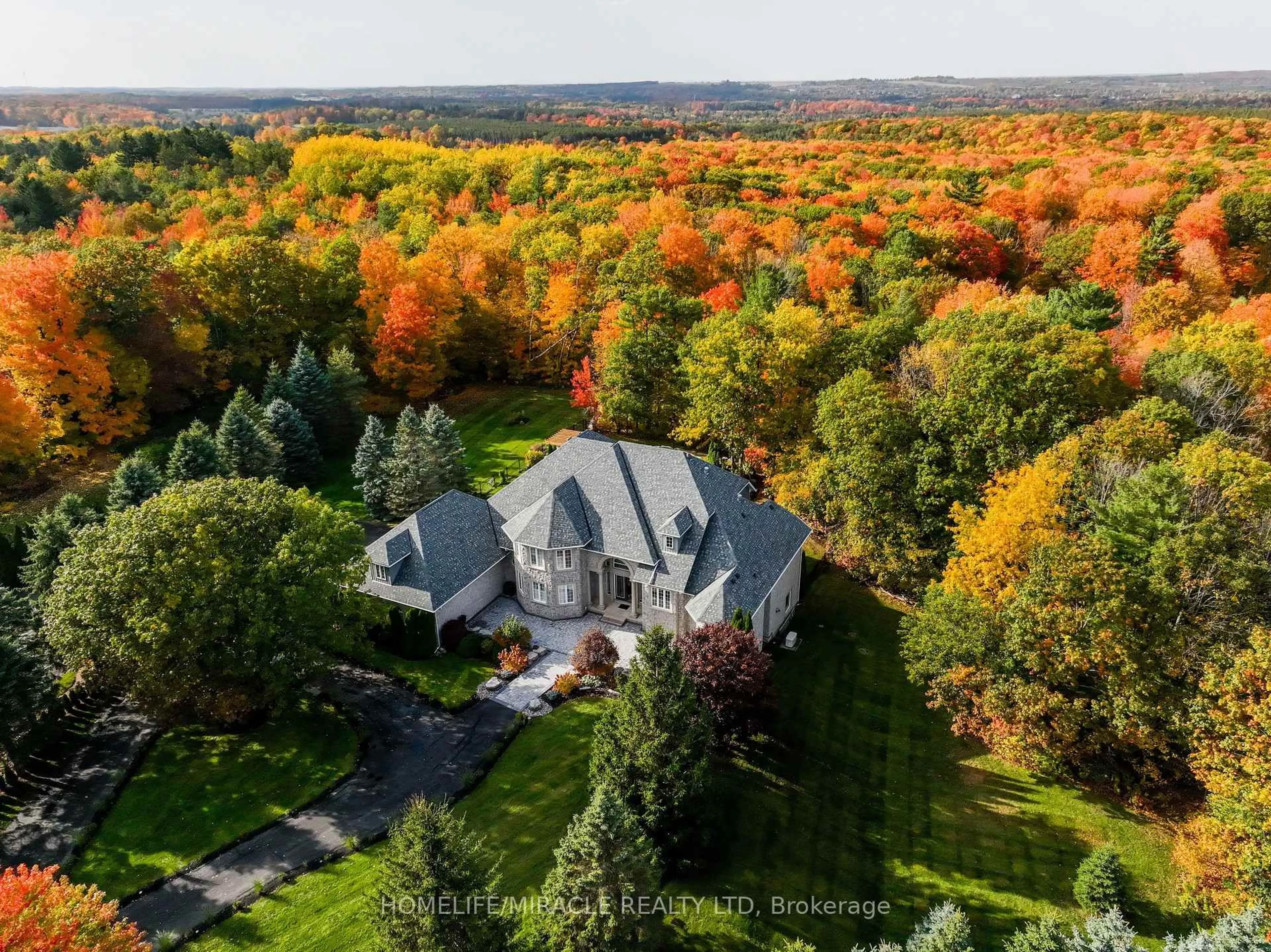 A pic from outside/outdoor area/front of a property/back of a property/a pic from drone, forest/trees view for 12 Deer Ru, Uxbridge Ontario L9P 0K9