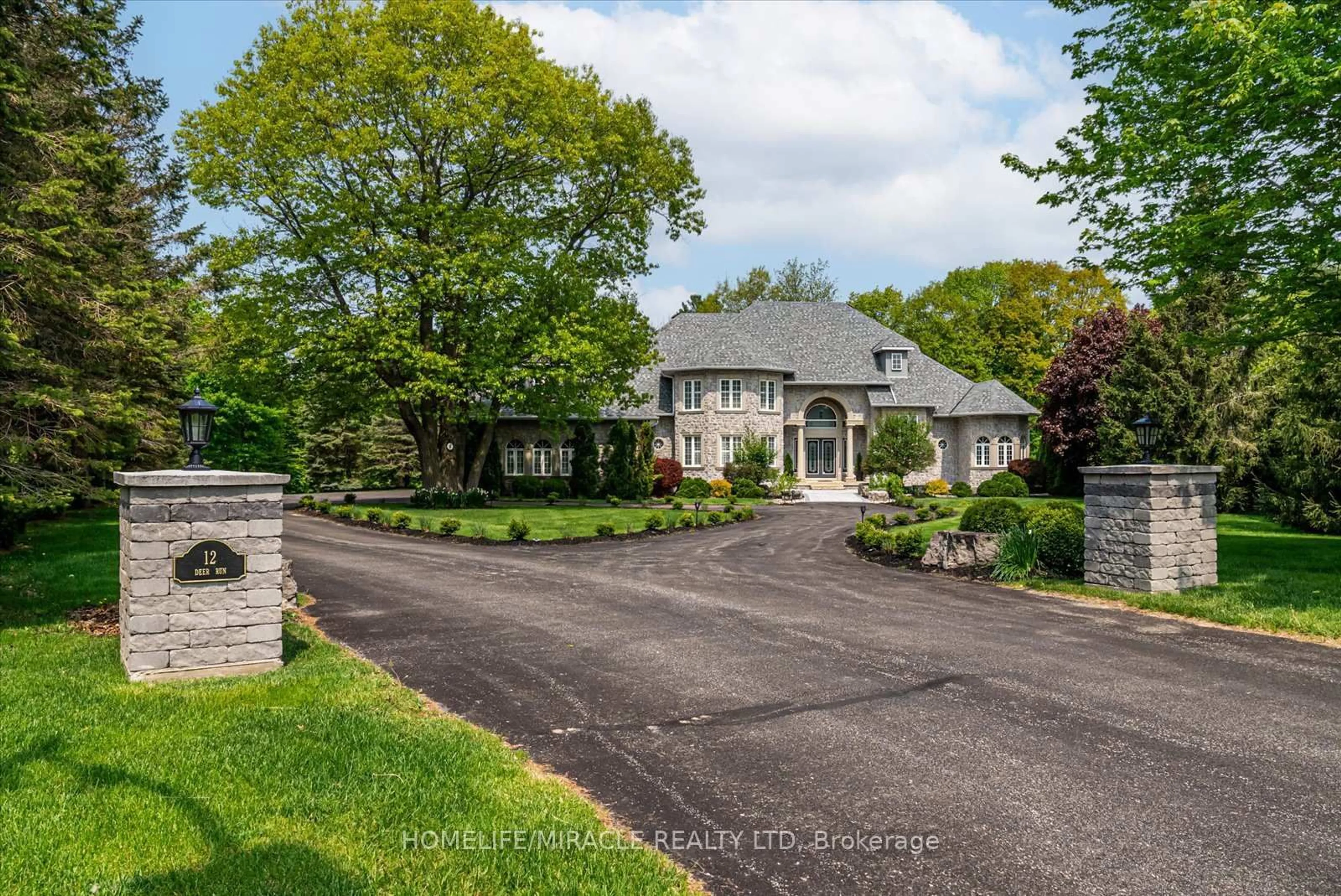 A pic from outside/outdoor area/front of a property/back of a property/a pic from drone, street for 12 Deer Ru, Uxbridge Ontario L9P 0K9