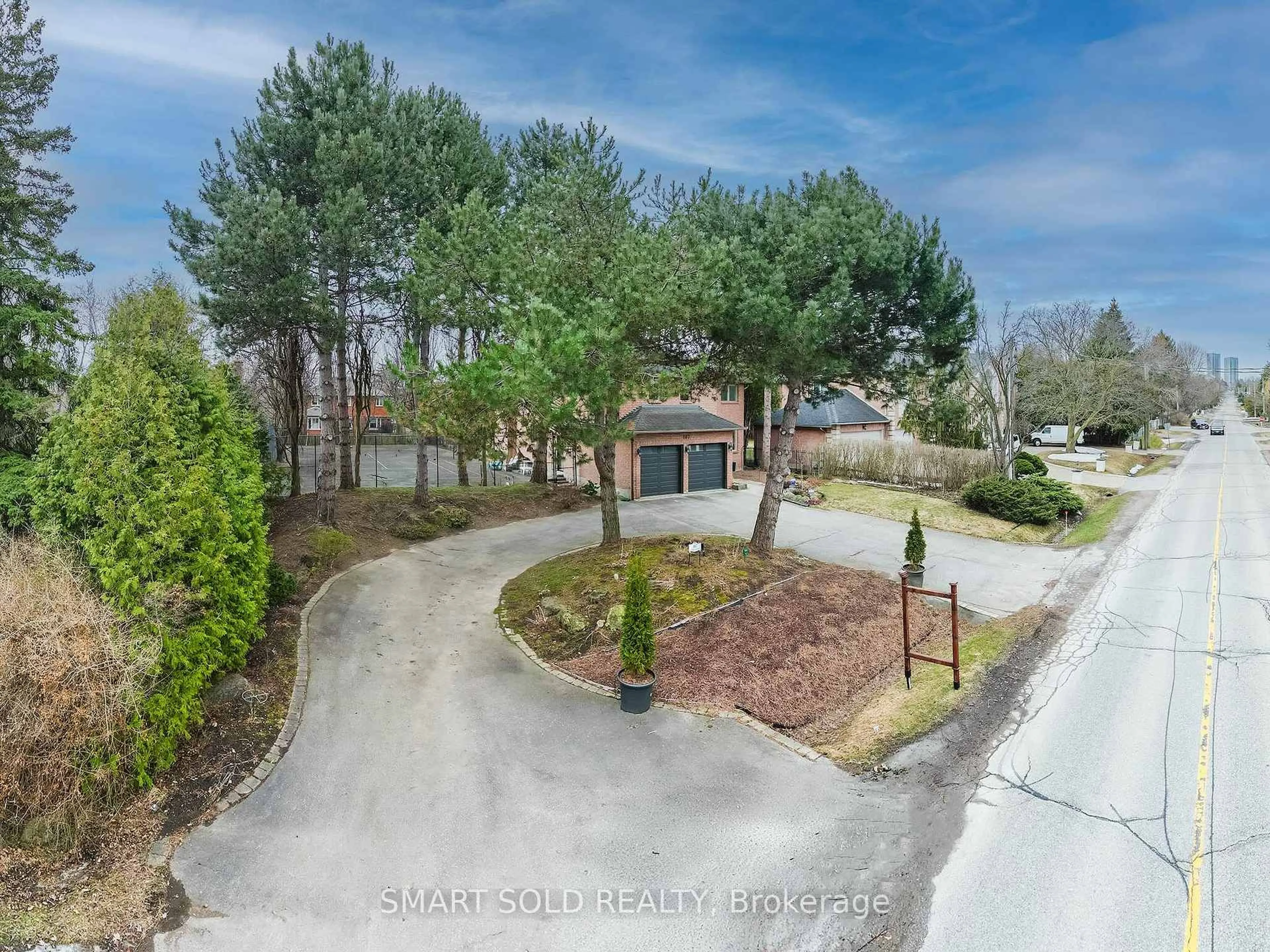 A pic from outside/outdoor area/front of a property/back of a property/a pic from drone, street for 107 Arnold Ave, Vaughan Ontario L4J 1B6