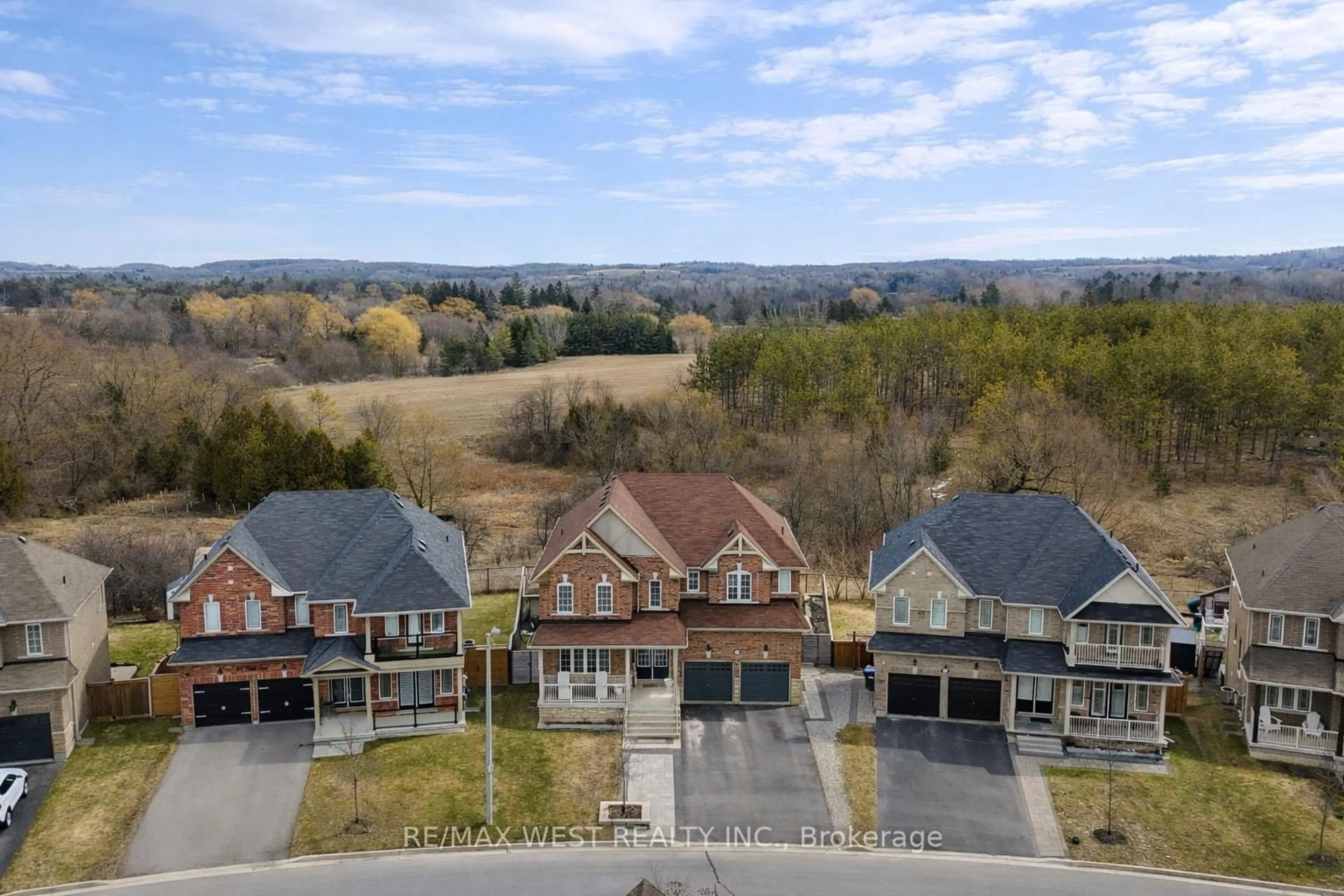 A pic from outside/outdoor area/front of a property/back of a property/a pic from drone, mountain view for 23 Webb Tr, New Tecumseth Ontario L0G 1W0