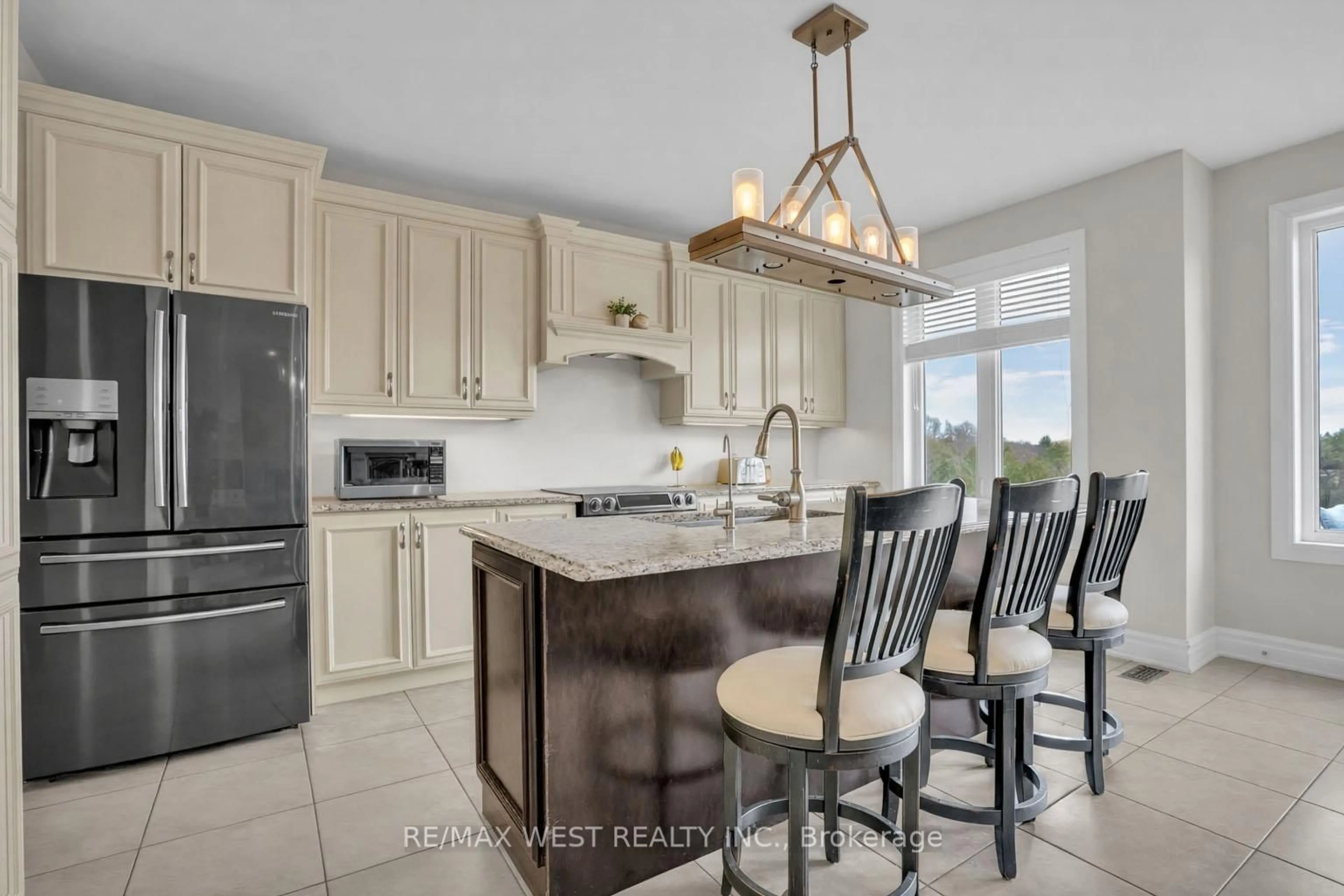 Open concept kitchen, ceramic/tile floor for 23 Webb Tr, New Tecumseth Ontario L0G 1W0