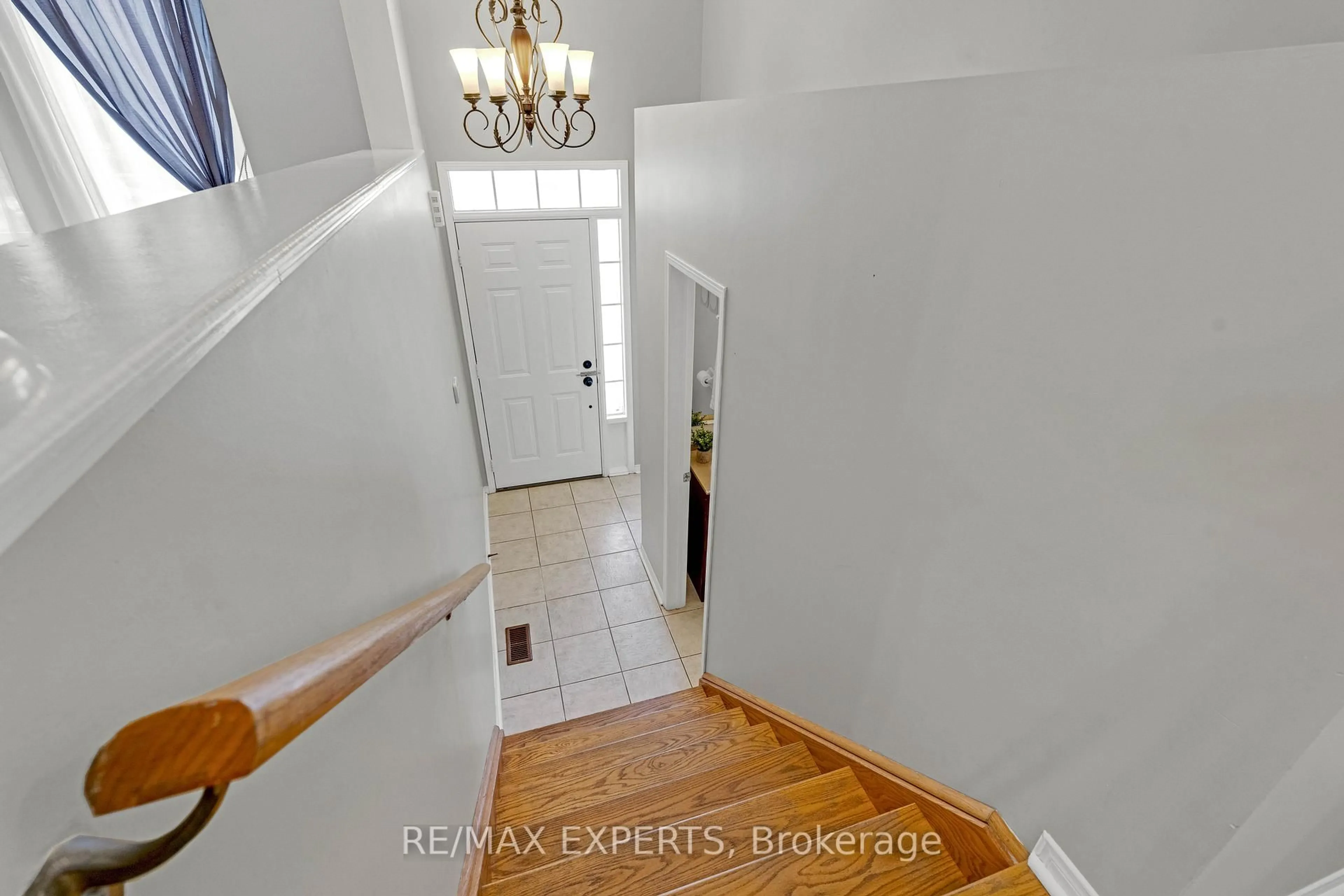Indoor entryway for 19 Foxchase Ave #61, Vaughan Ontario L4L 9N1