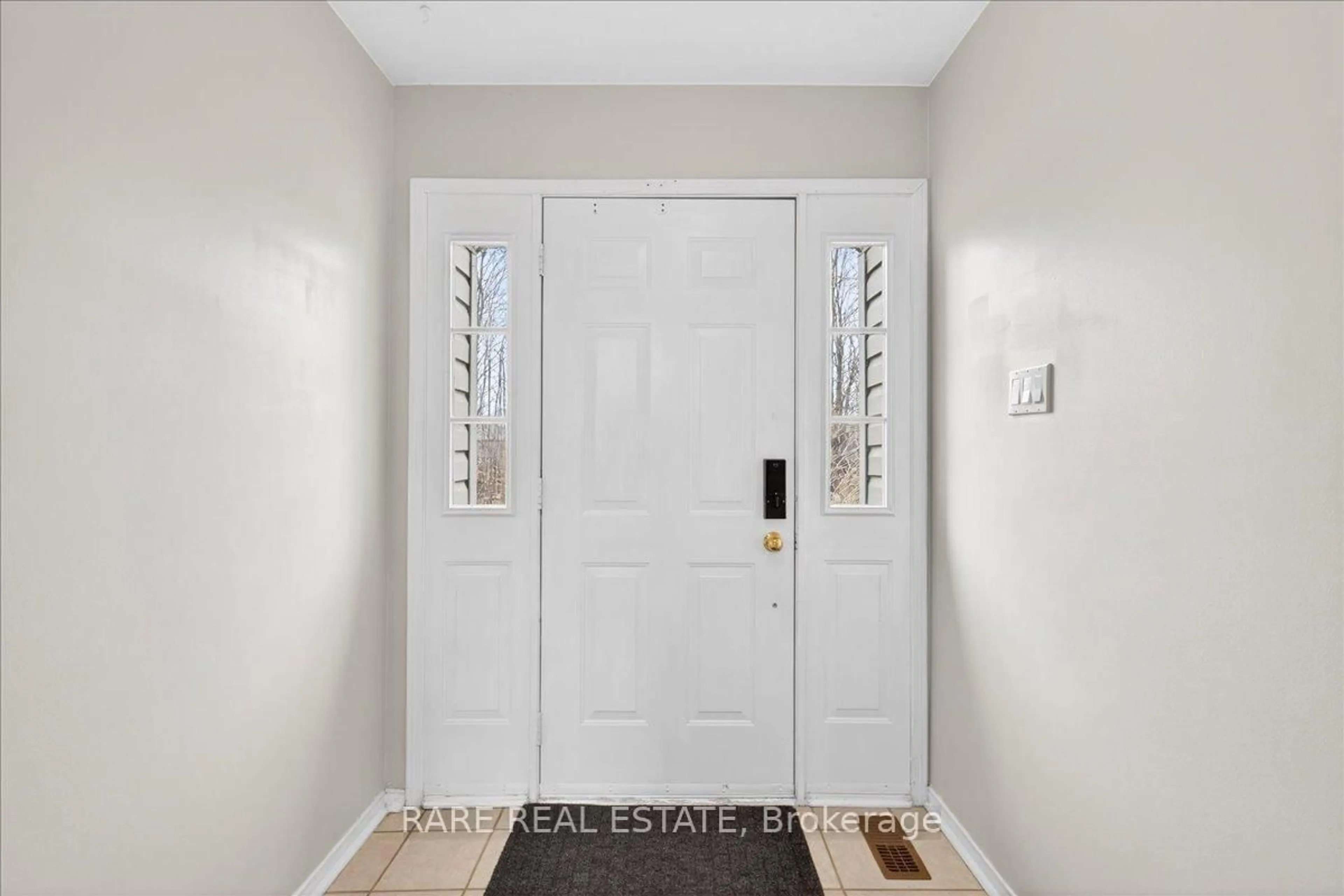 Indoor entryway for 3794 East St, Innisfil Ontario L9S 2L9