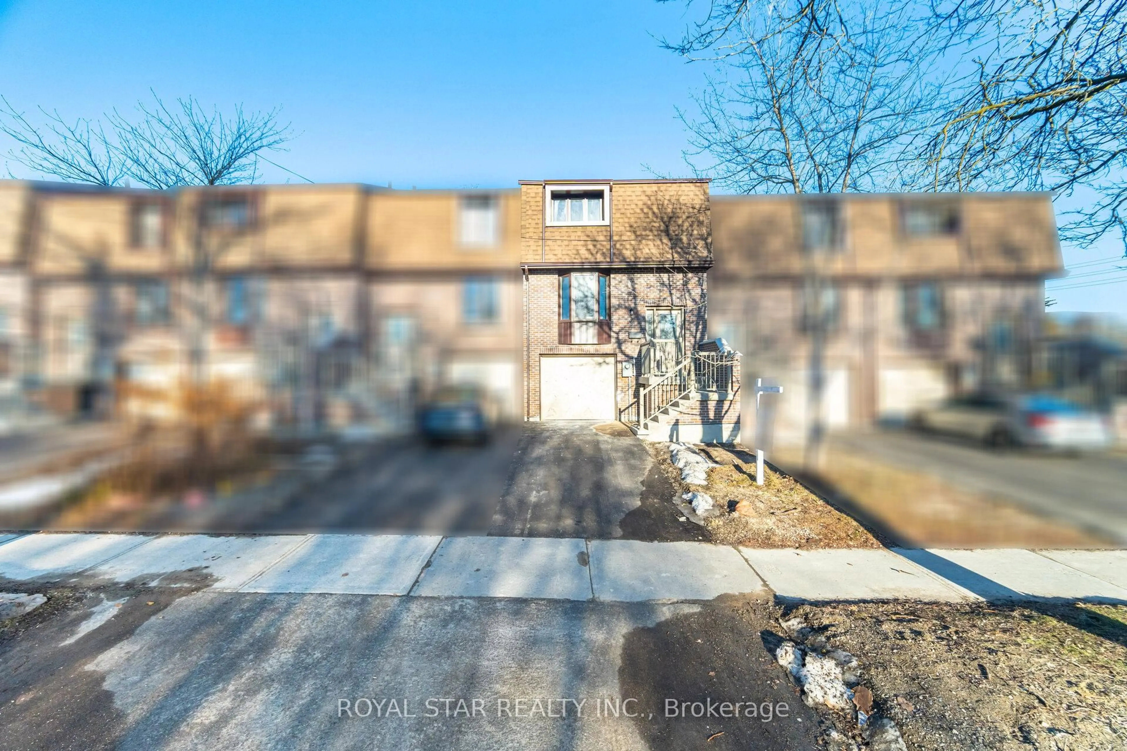 A pic from outside/outdoor area/front of a property/back of a property/a pic from drone, street for 11 Plaisance Rd #3, Richmond Hill Ontario L4C 5H1
